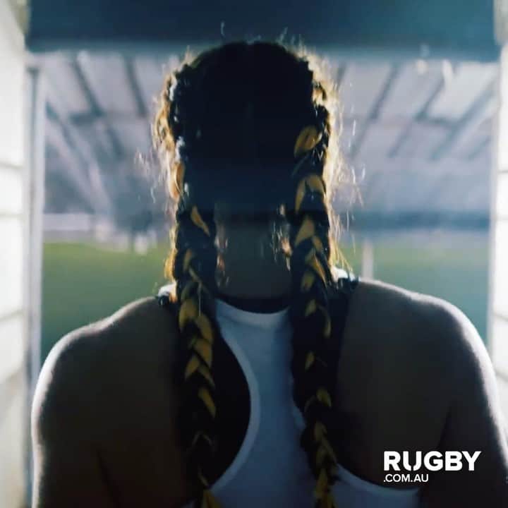 シャルロッテ・キャスリックのインスタグラム：「Give your heart but keep your head 😜 @rugbycomau Can’t wait for the footy to be back this weekend!! Remember to wear your gum shields 💛💚」