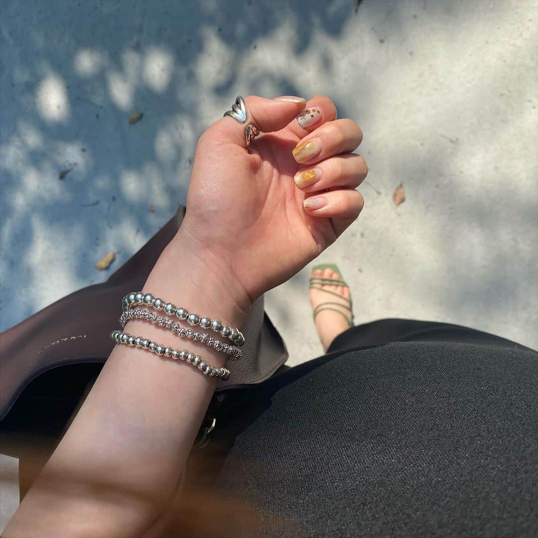 田中日菜さんのインスタグラム写真 - (田中日菜Instagram)「July... あっという間に下半期突入⸜🌷︎⸝‍ はやいなあ、、 . . #accessory#nail」7月1日 19時52分 - hinap_17