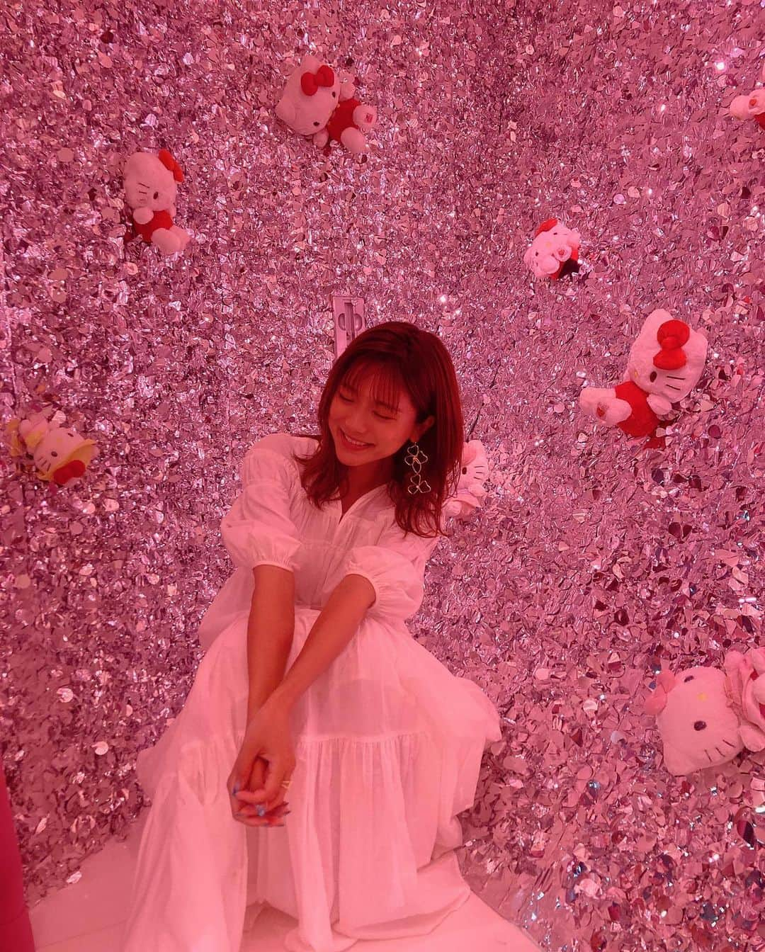 海江田麻貴さんのインスタグラム写真 - (海江田麻貴Instagram)「ㅤㅤㅤ  ㅤㅤㅤ  ฅˆ•ﻌ•ˆฅ🎀💭❤️  ㅤㅤㅤ HELLO KITTY SMILEの中は 幻想的な海中世界『乙姫竜宮城』🐠🐚🐬💜  ㅤㅤㅤ  ㅤㅤㅤ 真っピンクのキラキラにキティちゃんがいっぱいの ガーリーなお部屋もあって、キティちゃんファンには たまらん空間やとおもう💗💗  ㅤㅤㅤ  ㅤㅤㅤ 感染症対策もしっかりされてたので、 安心して楽しめました🤤💓✨ 至るところにキティちゃんがいてどこでも映える😆🦋  ㅤㅤㅤ  ㅤㅤㅤ  ㅤㅤㅤ  #淡路島 #あわじしま #awaji #awajishima #hellokitty #hellokittysmile #ハローキティ#あわじ #キティちゃん#summervibes #summertime #summer2020 #キャミワンピ #キャミワンピース#bluesky #青空 #japanesegirl #ニジゲンノモリ #淡路島カフェ #淡路島旅行 #淡路島グルメ #夏ワンピ #夏ワンピース #シンプルワンピース #白ワンピ #コットンワンピース #白ワンピース #snidel #スナイデル #ハローキティスマイル」7月1日 19時52分 - _makiii0924_