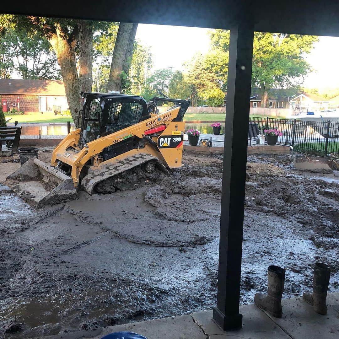 デイブ・クーリエさんのインスタグラム写真 - (デイブ・クーリエInstagram)「My work for today - a track loader and a pair of muck boots staring back at me. Still fighting the high water here in Michigan. Already installed three French drains and three sump pumps. We’ll get it done! #cutitout #northernhillbilly」7月1日 19時57分 - dcoulier