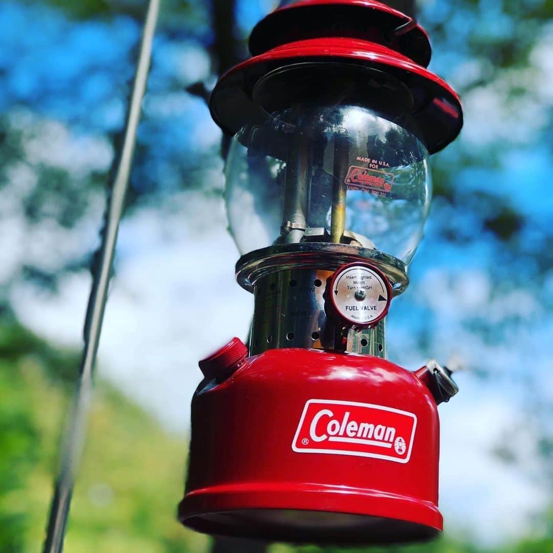 Coleman Japanのインスタグラム：「さぁ、灯そう！いつまでも変わぬ灯りを💡 ・ 📷：@zubrockcamp さん 素敵なお写真ありがとうございました☺️ ・ ━━━━━━━━━━━━━━━━━ #私のコールマン または #おうちコールマン を付けて投稿して頂いた中から素敵なお写真は、コールマン公式SNSでご紹介させて頂きます♪ ━━━━━━━━━━━━━━━━━ ・ ・ ・ #灯そうColeman #灯そうコールマン #灯そう #Coleman #コールマン #Lantern #ランタン #ガソリンランタン #コールマン200B #ヴィンテージランタン #Camp #キャンプ #Outdoor #アウトドア #私のコールマン」