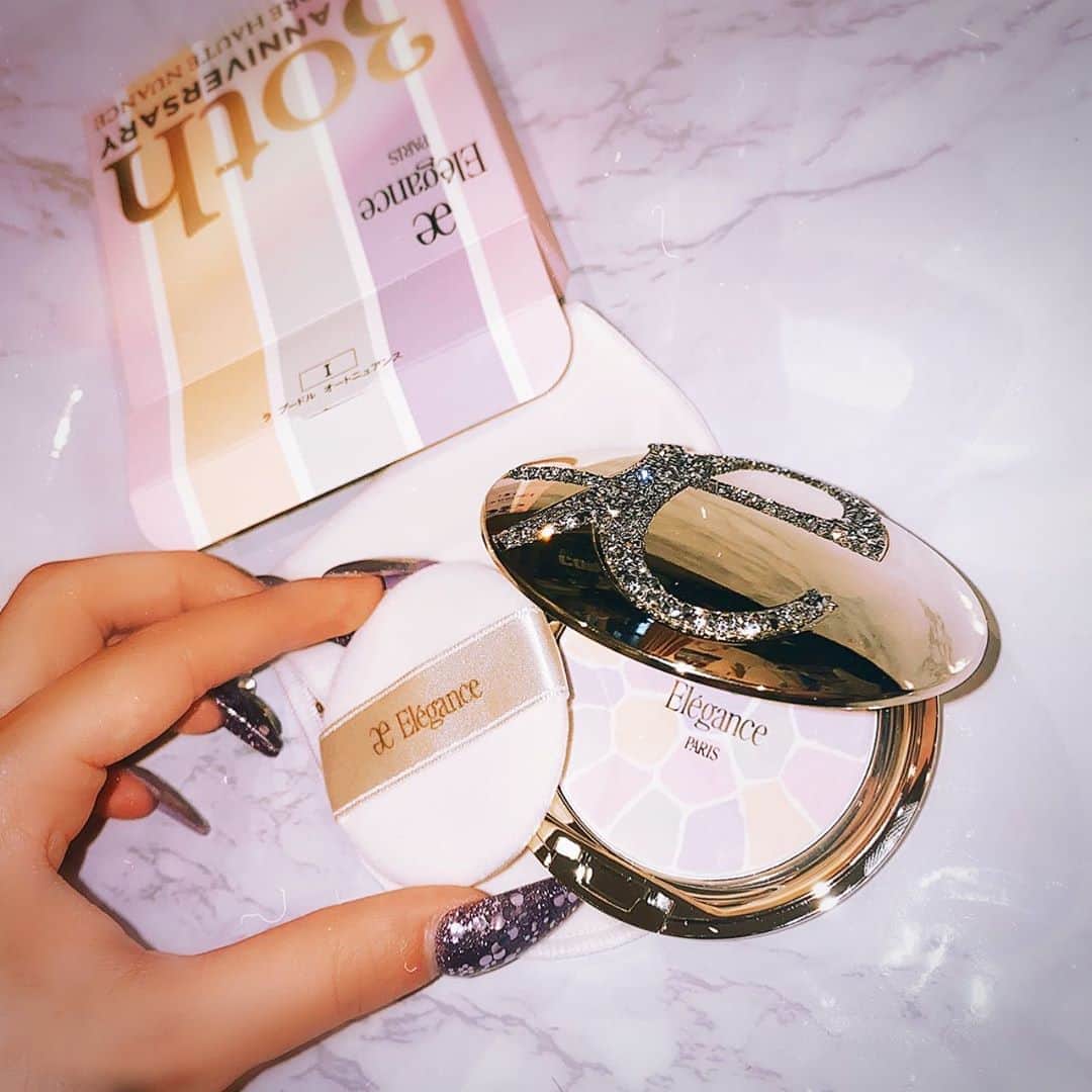 アンジェリカのインスタグラム：「❤︎ . ずっと気になってた❤︎💎 𝐸𝑙𝑒𝑔𝑎𝑛𝑐𝑒 パッケージが限定でスワロフスキーになってて 即買いｯ!!!🤎🤎 キラキラ好きすぎるｯ~ . ❤︎ #キラキラ #限定コスメ #eleganceparis #スワロフスキー #スワロフスキーデコ #パケ買いコスメ  #エレガンスコスメティックス#オススメコスメ」