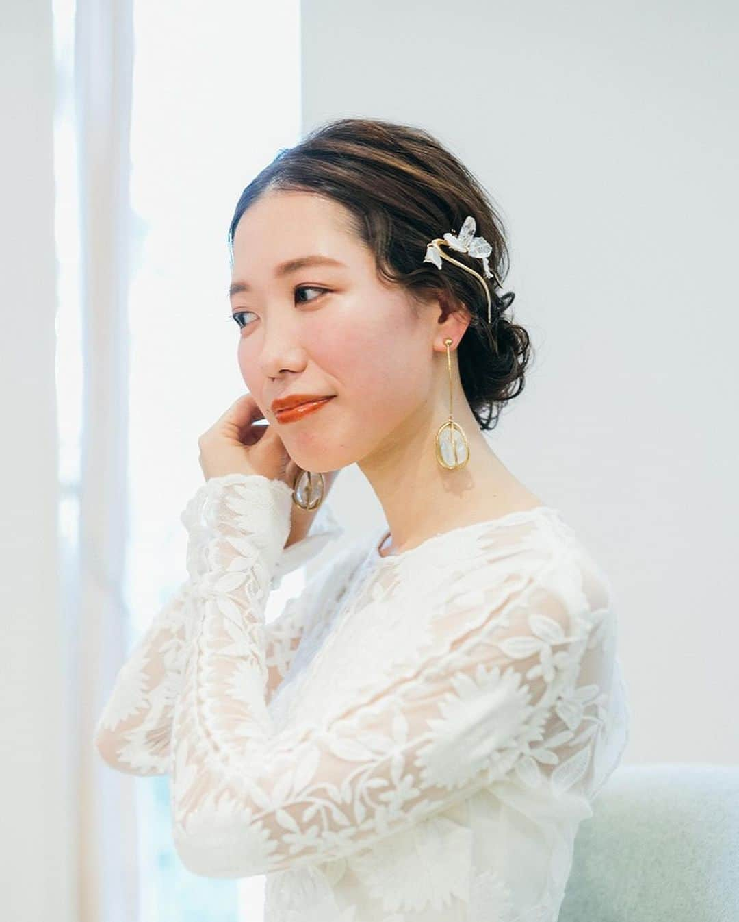 ARCH DAYS Weddingsさんのインスタグラム写真 - (ARCH DAYS WeddingsInstagram)「花嫁アクセサリーは「大ぶりイヤリング」がおしゃれ🕊✨﻿ ﻿ ﻿ 昨年からウェディングシーンでトレンドになっている大ぶりイヤリング。おしゃれ花嫁さんの間では、個性的な大ぶりイヤリングでラフにコーディネートを組むスタイルが引き続き大人気！﻿ ﻿  ﻿ 大きなイヤリングを耳元にもってくることで、お顔が小さく見えるというメリットも◎こちらのコラムでは、大ぶりイヤリングを使ったスタイリングを、さまざまなウェディングのテーマに合わせてご紹介します☺️﻿ ﻿  ﻿ -----﻿ ﻿ ﻿ ▽このCOLUMNを読むにはストーリーズをチェック﻿ ﻿ ﻿ -----﻿ ﻿ ﻿ ▽ARCH DAYSトップページはこちらから☑️﻿ @archdays_weddings﻿ プロフィールのリンクから👰🏻﻿ ﻿ ▽バースデー・ベビーシャワーなどの情報を見るなら💁🎉﻿ @archdays﻿ ﻿ ﻿ -----﻿ ﻿ ﻿ ARCH DAYSに会員機能ができました💁‍♀️﻿ ﻿ 気になる記事や写真をクリップして、もっと便利に！自分だけのページを作れます📎﻿ ﻿ また、会員登録をしてマイページからパートナーを招待すれば、2人でイメージを共有可能に♩﻿ ﻿ ﻿ -----﻿ #archdays #archdays_wedding #アーチデイズ #アーチデイズウェディング #archdays花嫁 #ウェディングアクセサリー #結婚式アクセサリー #花嫁アクセサリー #ブライダルアクセサリー #ウェディングピアス #ウェディングイヤリング #ブライダルイヤリング #結婚式ピアス #結婚式イヤリング #花嫁ピアス #ブライダルピアス #ウェディング小物 #結婚式小物 #花嫁小物 #ブライダル小物 #大ぶりイヤリング #大ぶりピアス #大ぶりアクセサリー #大ぶりアクセ #大ぶりパーツ #大ぶりパール #大ぶりアクセサリーが好き #花嫁コーディネート #ウェディングコーディネート #結婚式コーディネート﻿ -----﻿ https://archdays.com/column/2019/05/09/42133﻿ -----」7月1日 20時01分 - archdays_weddings