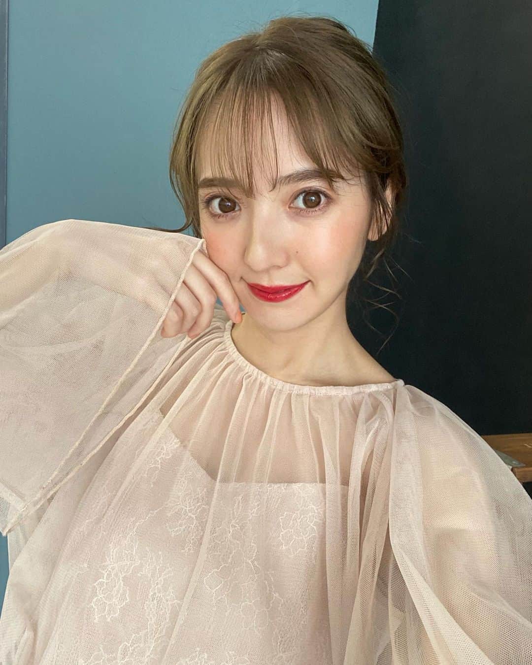 平木愛美のインスタグラム：「hello july🌞🧡  なんだか好きな、７月です。夏が大好きなんです。 ２０２０年後半、わくわくするなあ🧚‍♂️💞💫  ずーーーっとワクワクと楽しむオトナでありたい。💕  今月ラストには、２７歳というまたひとつ大人になるので。心も、お肌も、色々磨いて意識を高めよう！⚪️⚪️ と思いついに…ずーっと欲しかったセルキュアさん。本日撮影おわりに、ビュースタへ行って、まつもとさんのゴッドハンドかつ優しいマッサージで身体を流してもらいつつ♡ 買ったよー💐 cellcure special 24💆‍♀️💓 愛用しまくろう〜〜。 . これからのお肌楽しみだなあ。YouTubeとかでも、撮りたいねっ！  #美容 #beauty」