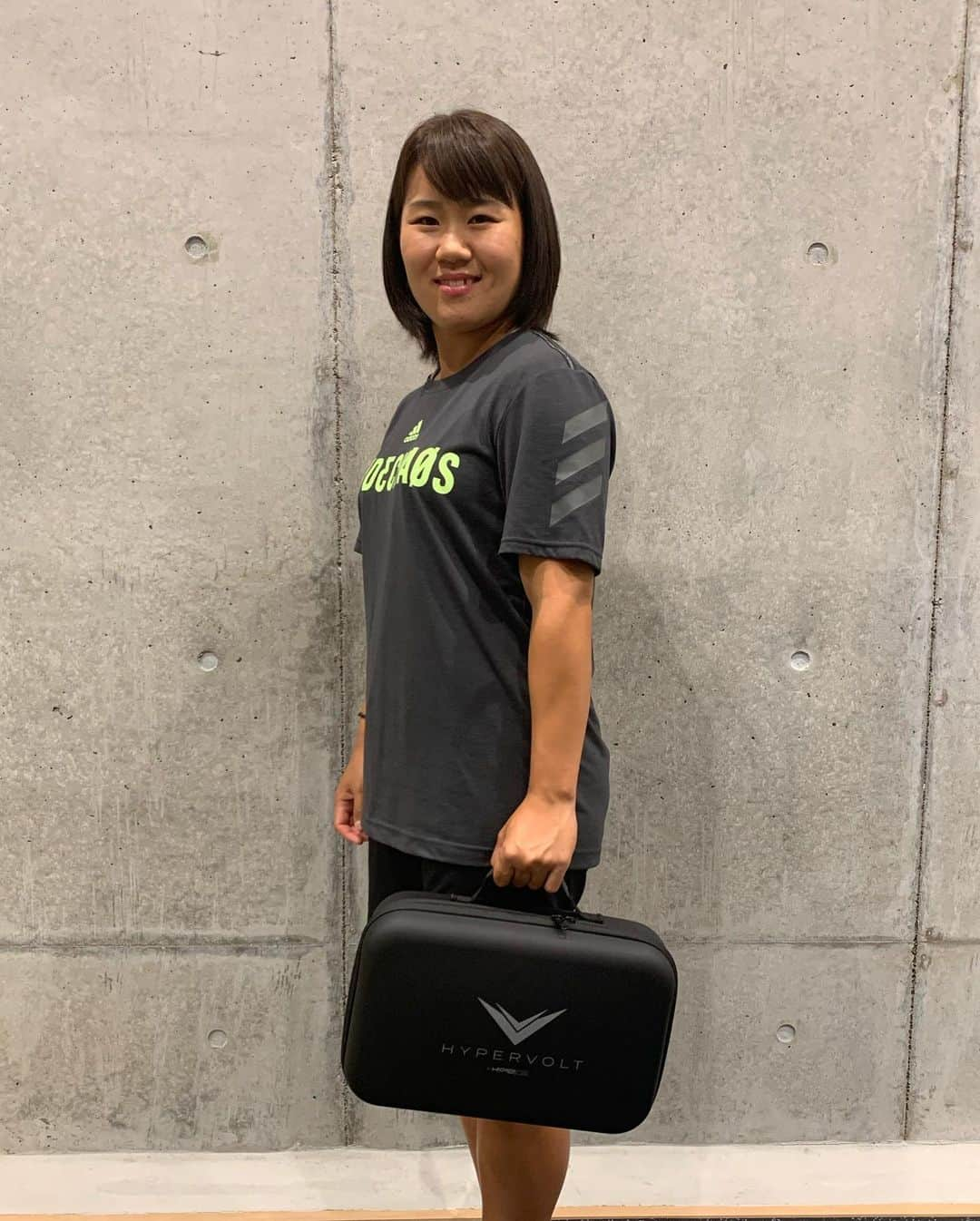 畑岡奈紗さんのインスタグラム写真 - (畑岡奈紗Instagram)「セルフケアに最適な『#HYPERVOLT PLUS+』 先週のアースモンダミンカップから使わせて頂いています。 ゴルフは練習日から1週間歩き通しなので週末になるとかなり脚が疲労してきます👣 朝のウォーミングアップ前に筋肉をほぐしてからストレッチだったりアップをするとより身体が動きやすく感じました✨ 1日のプレーが終わった後のセルフケアをする事で次の日の疲労感も軽減されたように感じました😌 先端の形も5種類あってケアしたいところによって変えられるのでとても便利です！ これから長いシーズンを戦うのに欠かせないアイテムになりそうです🤝  ＃HYPERICE #HYPERICEJAPAN ＃セルフケア＃リカバリー＃コンデショニング ＃セルフリカバリー＃筋膜リリース＃疲労回復」7月1日 20時09分 - nasahataoka