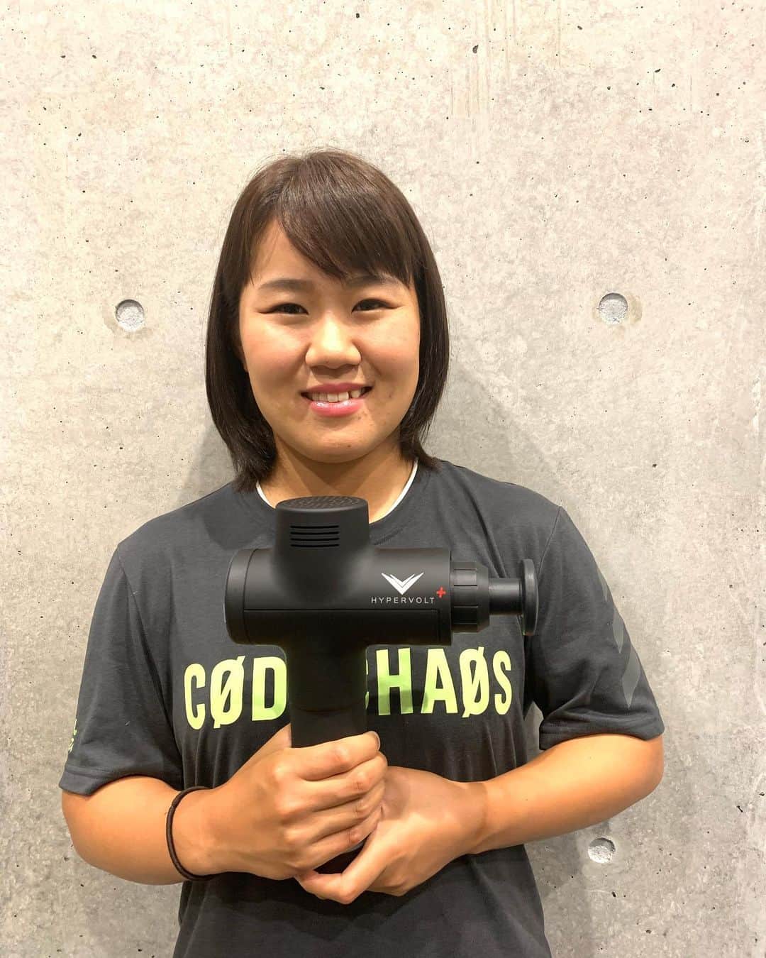 のインスタグラム：「セルフケアに最適な『#HYPERVOLT PLUS+』 先週のアースモンダミンカップから使わせて頂いています。 ゴルフは練習日から1週間歩き通しなので週末になるとかなり脚が疲労してきます👣 朝のウォーミングアップ前に筋肉をほぐしてからストレッチだったりアップをするとより身体が動きやすく感じました✨ 1日のプレーが終わった後のセルフケアをする事で次の日の疲労感も軽減されたように感じました😌 先端の形も5種類あってケアしたいところによって変えられるのでとても便利です！ これから長いシーズンを戦うのに欠かせないアイテムになりそうです🤝  ＃HYPERICE #HYPERICEJAPAN ＃セルフケア＃リカバリー＃コンデショニング ＃セルフリカバリー＃筋膜リリース＃疲労回復」