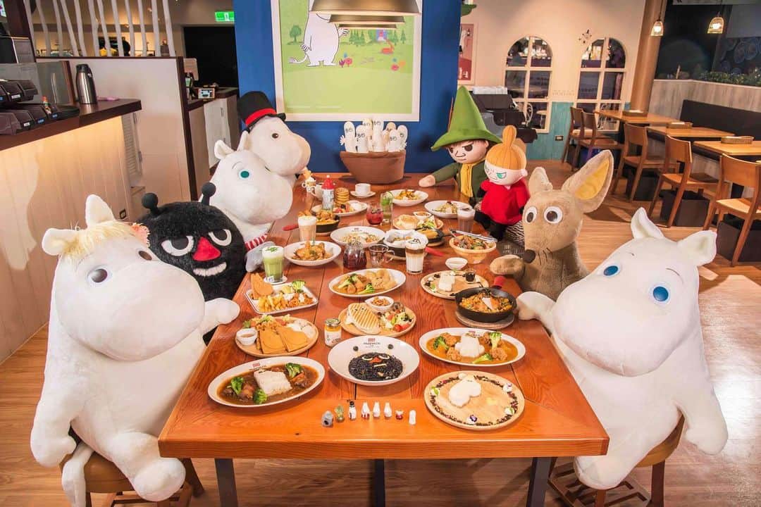 ムーミンさんのインスタグラム写真 - (ムーミンInstagram)「Would you want to have dinner together with the beloved Moomin characters? 😍😋🤗  The super cute and the only Moomin Cafe in Taiwan has recently moved to ATT 4 FUN Department Store in Xinyi District, Taipei City!   The Moomin cafe with its shop is filled with a Moominous atmosphere from corner to corner! ☀️❤️  To celebrate the reopening of the Moomin cafe, up to 20 new Moomin character meals were launched – check out the pictures and the menu! 😋  Welcome to visit the combined Moomin cafe and shop to find special opening offers and gifts! 🥳🤩  moom.in/twmenu  #moomin #moomincafetaiwan #moomincafetw #moomincafe #moominshop #moominshoptaiwan」7月1日 20時10分 - moominofficial
