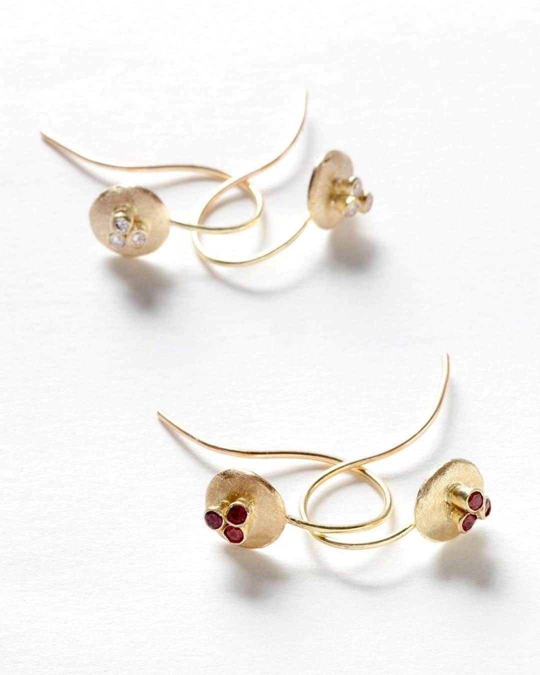 muskaさんのインスタグラム写真 - (muskaInstagram)「"yin yang" Diamond hook earrings / Garnet hook earrings﻿ ﻿ ＜陰陽＞をテーマにデザインされたピアスです。﻿ ＜陰＞には静かなイメージを持つダイヤモンドを使用しています。﻿ ＜陽＞には鮮やかな赤色のガーネットを使用しています。﻿ ﻿ These sets of earrings are inspired by yin and yang theme.﻿ The yin set of earrings feature diamonds, evoking a sense of serenity.﻿ The yang set of earrings feature garnets, evoking a sense of strength and vitality.﻿ ﻿ ﻿ ﻿ ﻿ #muskajewelry #jewellery #jewelry #yingyang #diamondearrings #garnetearrings #design #ジュエリー #陰陽 #ダイヤモンド #ガーネット」7月1日 20時12分 - muska_jewelry