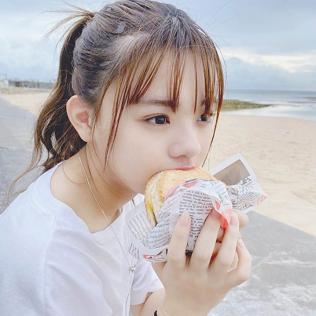 宮里莉羅さんのインスタグラム写真 - (宮里莉羅Instagram)「A&Wのハンバーガーはいつ食べても美味しい！！✨ りらが好きなのは"メルティ"っていうハンバーガー！！ あとは、カーリーフライっていうポテトもだいすき。  #沖縄#沖縄グルメ#ハンバーガー屋#A&W#トロピカルビーチ#アイドル#idol#宮里莉羅」7月1日 20時23分 - ranrin0403