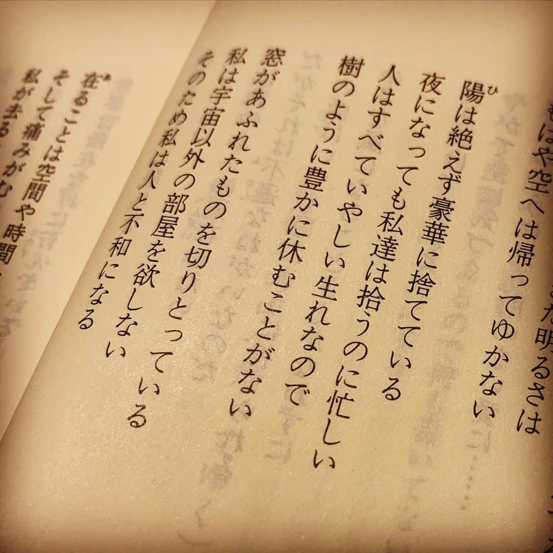 クリス智子さんのインスタグラム写真 - (クリス智子Instagram)「目の前の緑の風景に、 煌々と流れだす光。  今の、わたしの帰り道。  今週は、原点のひとつ、 谷川俊太郎さんの懐かしい詩集を、 鞄にしのばせているのです。」7月1日 20時16分 - chris_tomoko