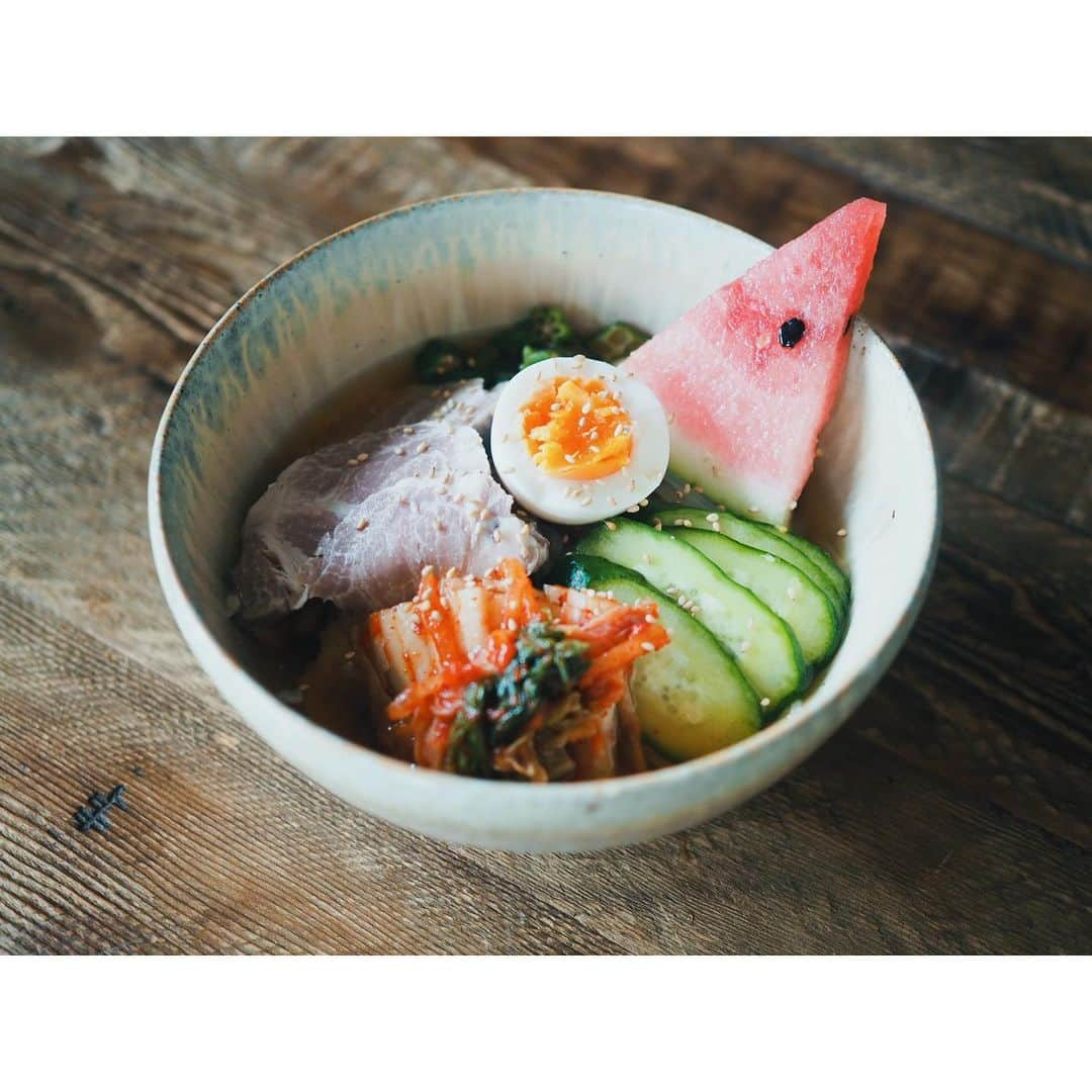 高山都さんのインスタグラム写真 - (高山都Instagram)「酸っぱいものを欲した今日は盛岡冷麺。 具は自家製の塩豚と熱湯から8分の茹で卵、キュウリとオクラとキムチとスイカ🍉 ゴーヤは、タネとワタを取って、軽く塩もみして薄く切って岩海苔と海苔で和えると苦味が和らいで苦手な方も食べやすいかも。 デザートは妹からお裾分けしてもらったさくらんぼ🍒 #みやれゴハン この後は、がっつり自宅で撮影して、いま髪を切り終わって帰りの車中。 さて、夜は何を食べよう。 低気圧のせいか、身体がすっごく怠い。。」7月1日 20時31分 - miyare38