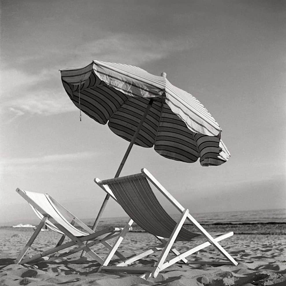 エステルデヴェのインスタグラム：「Herbert List “Beach near Forte dei Marmi, Tuscany”, c. 1952 via @matteau」