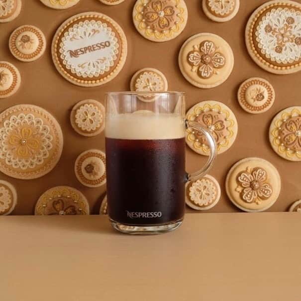 KUNIKAのインスタグラム：「I participated in the collaboration with NESPRESSO×CREATORS.🤎﻿ I made cookie art with the image of creamy foam of VERTUO iced coffee.﻿ ﻿ NESPRESSO×CREATORS﻿ このたび「アイスでも #クレマグ 」にて、コラボレーションさせていただきました。﻿ 今年ネスプレッソから発売された「ヴァーチュオ」は、クリーミーなクレマ(泡)が乗った本格的なアイスコーヒーを、マグサイズで楽しむことができます。﻿ 初めて体験したとき、アイスコーヒーに雲のようなふわふわな泡がたっぷり乗っていて、とてもビックリしました...!☕️☁️﻿ これからの暑い季節にピッタリです。﻿ 今回、コラボレーションということで、クレマにフォーカスしたアートを制作させて頂きました。﻿ きめ細やかでクリーミーなクレマ、コーヒーの豊かな香りがリラックスさせてくれるイメージを、クリーミーカラーなアイシングクッキーで表現しました。﻿ 今後、とても魅力的な他のクリエイターさんの作品も随時公開されるそうなので、そちらも是非お楽しみに...🤎﻿ ﻿ http://www.nespresso.com/jp/ja/‬﻿ #アートなクレマグ体験 #クレマグ #ヴァーチュオ #PR」
