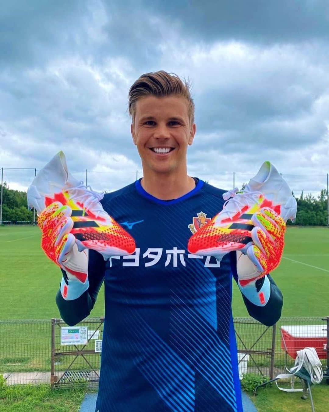 ミチェル・ランゲラクのインスタグラム：「Loving being back in training and preparing for the first match back after the break! Makes it so much better wearing these also 🔥@adidasau @adidasfootball #predator」