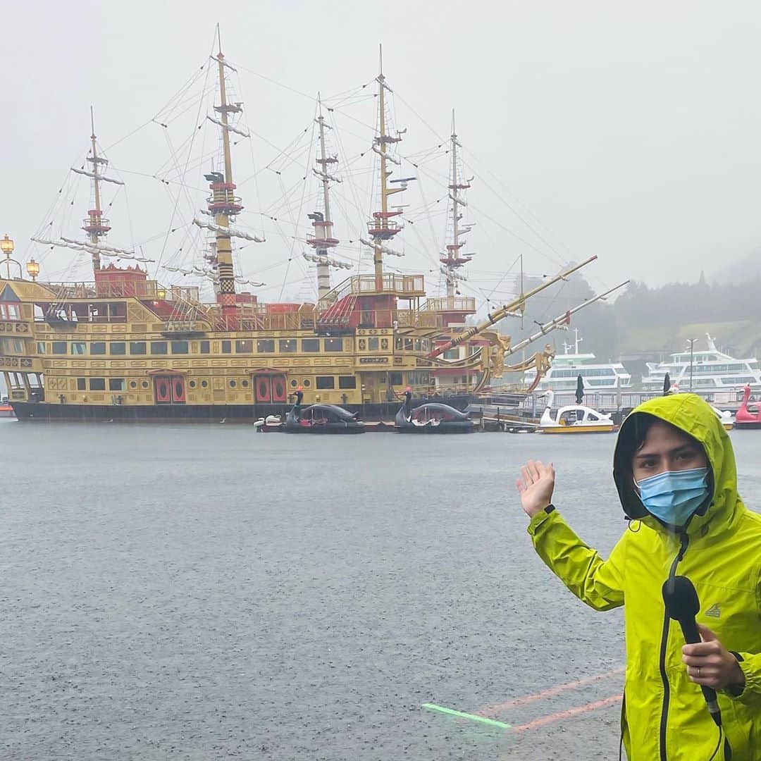 フジテレビ「プライムニュース イブニング」さんのインスタグラム写真 - (フジテレビ「プライムニュース イブニング」Instagram)「﻿ 【フィールドキャスターの #現場ライブ 】﻿ ﻿ 昨日に引き続き、#箱根 で大雨取材。﻿ ﻿ 写真は観光客にも人気の #芦ノ湖 「 #箱根海賊船 」(今日は、天候不良で運休)﻿ 1枚目の10分後が、2枚目です。﻿ ﻿ わずか10分で、船体が見えなくなるほど、濃い霧に覆われてしまいました。﻿ ﻿ 箱根町の方からは、「去年は、箱根山の火山活動の活発化、台風19号の大雨、そして新型コロナウイルスと戦って来たのに、また大雨で先が見えない。」﻿ と苦痛の声も聞かれました。﻿  ﻿ あすにかけても多いところで、東海で150mm、関東で100mmなどの雨が予想されているので、土砂災害などに警戒して下さい。﻿  ﻿ #イット﻿ #安宅晃樹﻿ #フジテレビ﻿ #アナウンサー﻿ #梅雨前線 ﻿  ﻿ 公式HP：https://www.fujitv.co.jp/livenews_it/﻿ FNNプライムオンライン：https://www.fnn.jp/」7月1日 20時29分 - livenews_it