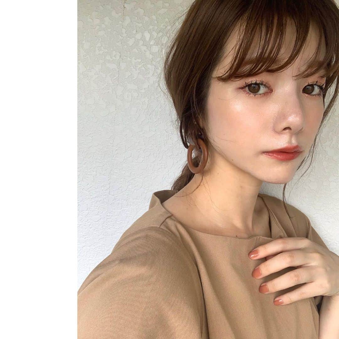 西谷菜々のインスタグラム：「. 話題のベビーオイル洗顔 やってみたら、いつもより肌ツヤがいい✨ まだ始めたばかりだけど肌に合ってるといいな〜☺️☺️  梅雨なのでなほぴに前髪パーマをかけてもらったよ👶☔️ 湿気でもカールがヘタレなくてストレスフリー！嬉しいー🤍 前髪ある人はパーマかけるの、絶対に絶対におすすめ😚 #log」