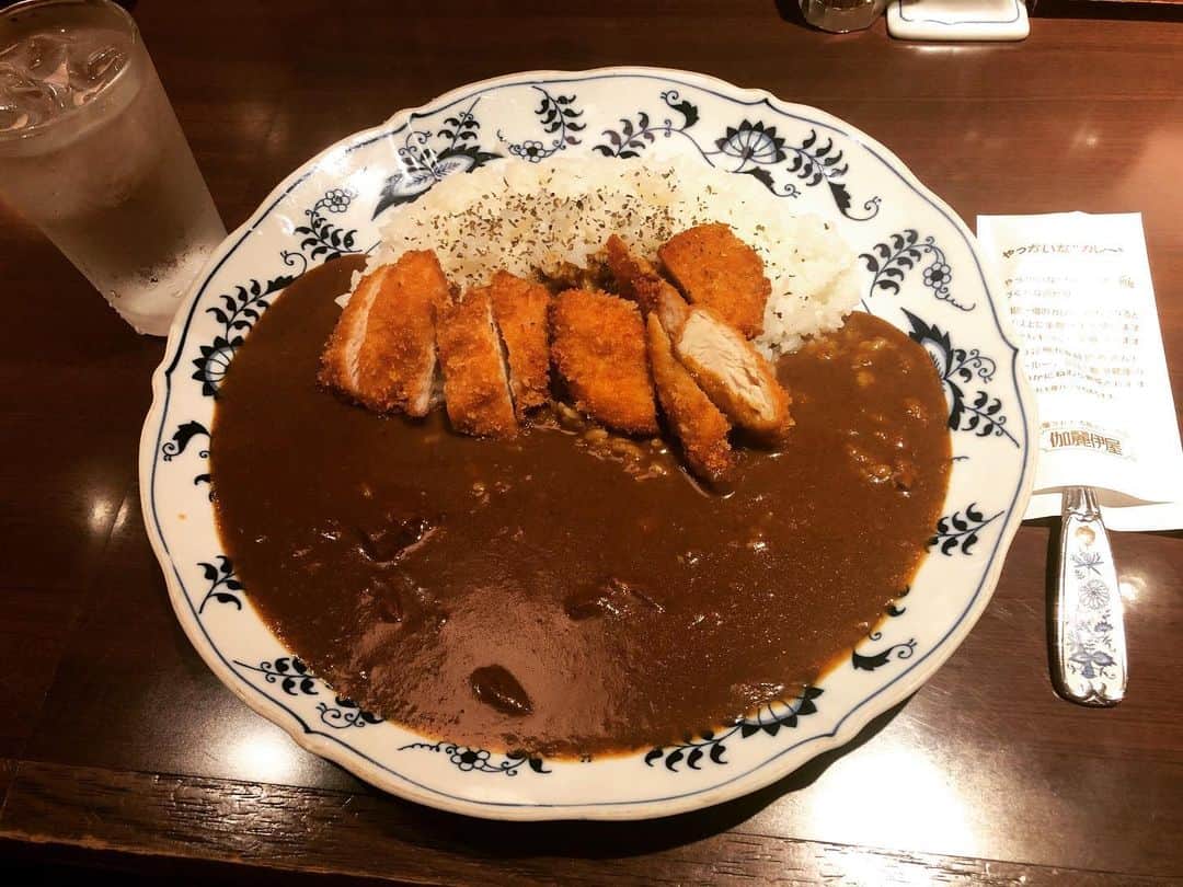 RYO the SKYWALKERのインスタグラム：「谷七にある「伽麗伊屋」にて、新登場の”チキンカツカレー”頂きました！  まだメニューに書いてないけど頼めるよ🍛  むっちゃうまいのですぐ行くがよい！」