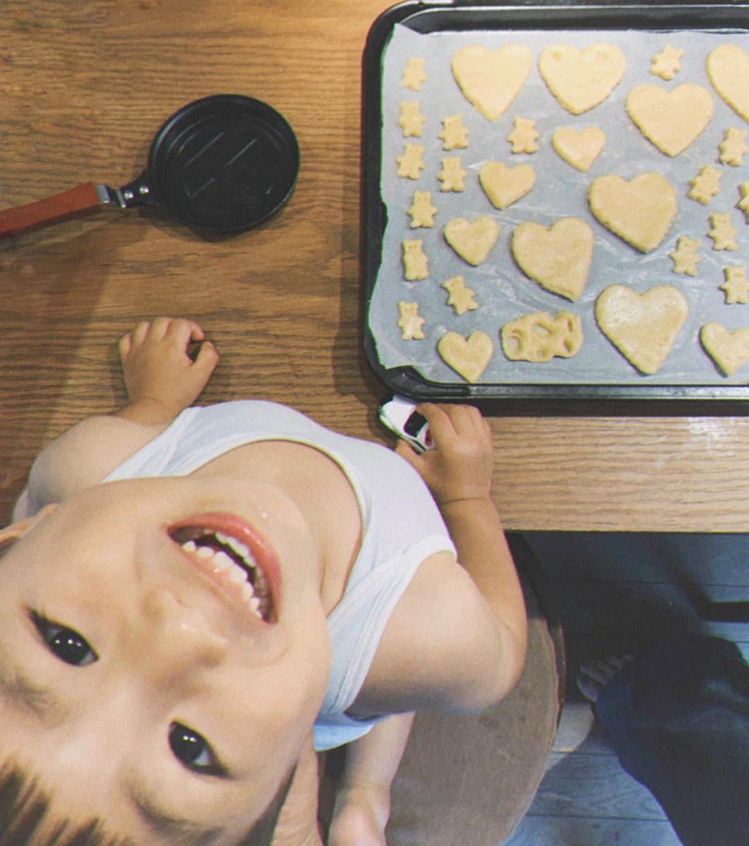 猪鼻ちひろのインスタグラム：「With my nephew👶🏻👦🏻👨🏻 一緒にはじめてのクッキー作りをしたよ。﻿ (動画ロングバージョンはブログに！﻿ 最後の感想とかも付けてみたので是非みて🥺)﻿ 想像以上にやりたい放題で勉強になりました。 バター食べるし、生地を腕につけたりするし、 物を床にわざと落とすし、型は曲げてるし、カオスよ！笑﻿ 手前のクッキーは"オリジナル新幹線"です🚅🍪﻿ わたしが混ぜてると「じょーずじょーず！」﻿ と褒めてくれるのも笑える。笑﻿ ﻿ そんな今日は甥っ子の保育園が始まりました。﻿ 妹の送り迎えの話を聞いて涙腺が緩む朝。﻿ わたしも自粛期間は毎日電話していたから、﻿ やっぱりちょっぴり寂しかった。笑﻿ けれどさっき電話したら「ほーくえんで、えーんちたの！」と言いながらも、楽しく遊んだお話もしてくれました。﻿ 甥っ子は先週から急に「お！と！な！」って言っていて﻿ それがまた面白くて可愛いんだけれど、﻿ 本当に2歳なりに一生懸命生きてるんだなぁと、﻿ たまに心がギュッとなる。﻿ ﻿ コロナは大変だったけれど、ぼくにとっては﻿ お母さんを独り占めして、毎日遊んで一緒に寝て、﻿ 朝から晩まで楽しかったもんね。﻿ 新しい保育園だから尚更イヤなんだろうなぁ。﻿ ﻿ (実は保育士の免許も持ってるのですが)﻿ 保育園も素敵な場所だし、﻿ お友達との遊びや会話も身になるし、﻿世界が広がるし 先生とも楽しく！優しくしてもらえてるといいな…﻿ なんて願ったり想像しちゃったりしてます。﻿ 叔母も7月からまた一緒にがんばろうっと😊✊🏻 #メロオバ日記 #家族 #ちひろkitchen #ちひろのごはん #クッキー作り #お菓子作り #甥っ子 #Withmynephew #nephew #mynephew」