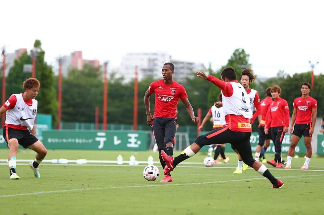 浦和レッドダイヤモンズさんのインスタグラム写真 - (浦和レッドダイヤモンズInstagram)「7月1日、大原サッカー場でのトレーニング。 #西川周作 #石井僚 #マルティノス #柴戸海 #関根貴大 #興梠慎三 #トーマスデン #岩波拓也 #レオナルド #urawareds #浦和レッズ #nike #三菱重工 #DHL #テレ玉 #アイルコーポレーション #auカブコム証券 #トーシンパートナーズ #三菱UFJニコス」7月1日 20時40分 - urawaredsofficial