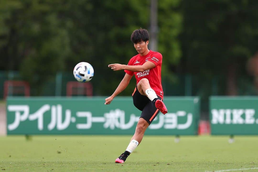 浦和レッドダイヤモンズさんのインスタグラム写真 - (浦和レッドダイヤモンズInstagram)「7月1日、大原サッカー場でのトレーニング。 #西川周作 #石井僚 #マルティノス #柴戸海 #関根貴大 #興梠慎三 #トーマスデン #岩波拓也 #レオナルド #urawareds #浦和レッズ #nike #三菱重工 #DHL #テレ玉 #アイルコーポレーション #auカブコム証券 #トーシンパートナーズ #三菱UFJニコス」7月1日 20時40分 - urawaredsofficial