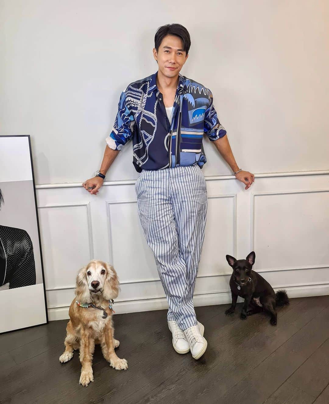 デスモンド・タンのインスタグラム：「The three musketeers! 它们俩是什么表情啊? 哈哈  Outfit: @hermes  Stylist: @ojnjenine Hairstylist: @ryan_yap   #hermes #passionhairsalon  #hoshitan #udontan #陈河狮 #陈乌东」