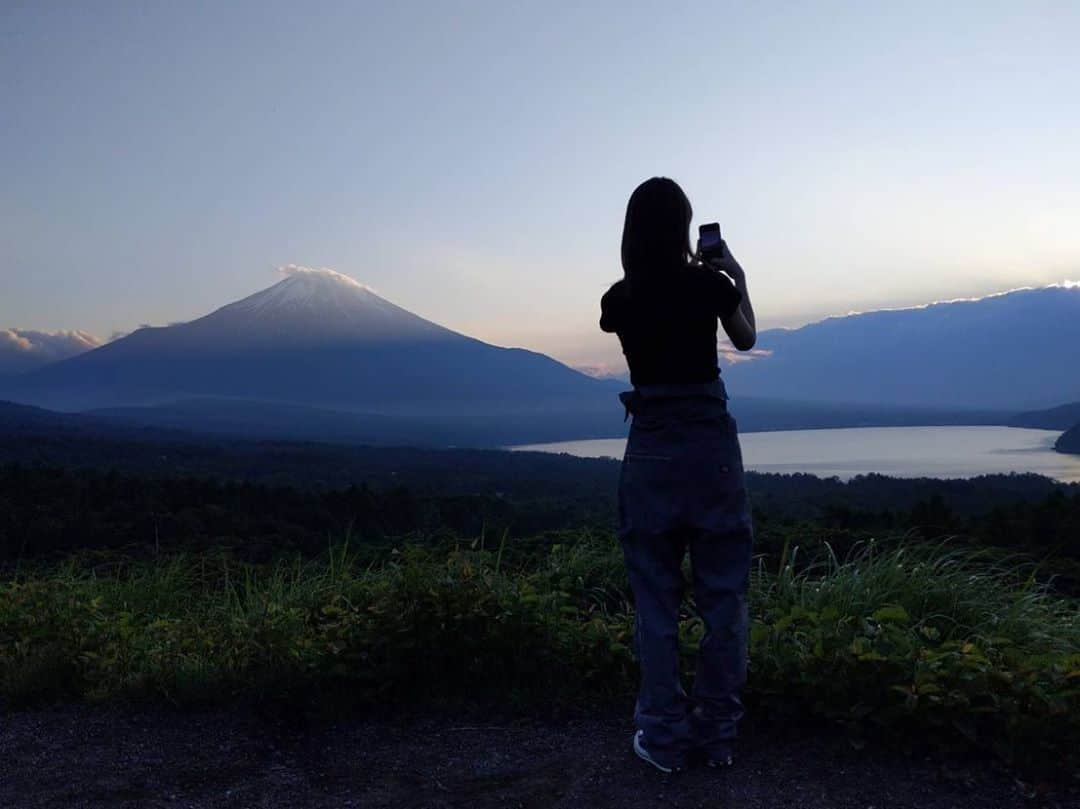 マギーさんのインスタグラム写真 - (マギーInstagram)「2020年も﻿ あっという間に折り返し！﻿ ﻿ 上半期は、﻿ 様々なことを見直したり﻿ 考えさせられたり﻿ 新しい発見があったり。﻿ ﻿ 下半期は、﻿ ぐんぐんと行動していきたいな！﻿ ﻿ 停滞していた時間も、﻿ ジャンプする前はしゃがまないといけないように﻿ 大事な必要な時間だったのかなと﻿ 前向きに捉えて。﻿ ﻿ 気合いを入れ直してがんばるぞー！﻿ ﻿ #富士山パワーおすそわけ」7月1日 20時33分 - maggymoon