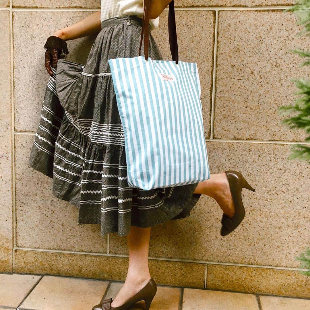 NUTTY Vintage&Collectibleのインスタグラム：「🌿NUTTY original ECO BAG🌿 ㅤㅤㅤㅤㅤㅤㅤㅤㅤㅤㅤㅤㅤ ☑︎Green stripe×Brown ヴィンテージのお洋服との組み合わせを楽しんで♡ ㅤㅤㅤㅤㅤㅤㅤㅤㅤㅤㅤㅤㅤ ======================= 🥖Baguette bag🥖 ¥2,300+tax ======================= 🌼2 COLOR : Green stripe / Chocolat gingham check 🌼3 STRAP COLOR : Black / Brown / White 🌼素材 : Cotton / Polyester ㅤㅤㅤㅤㅤㅤㅤㅤㅤㅤㅤㅤㅤ 【店頭限定購入特典】 🎁エコバッグポイントカード🎁 ◎Baguette bagをご利用の上ショップバッグが不要のお客様に1回のお買い物につき1pt差し上げます ◎次回ショッピング時に【1pt=¥100】として割引が適用されます ◎10pt貯まると【¥1500off】の割引カードに🎁 ㅤㅤㅤㅤㅤㅤㅤㅤㅤㅤㅤㅤㅤ また、Baguette bag発売記念としてご購入者様に❤️ 〜〜〜〜〜〜〜〜〜〜〜〜〜 💐7月末日まで3ptを贈呈💐 〜〜〜〜〜〜〜〜〜〜〜〜〜 ※Baguette bagをご購入時限り ㅤㅤㅤㅤㅤㅤㅤㅤㅤㅤㅤㅤㅤ ECO BAGをお探しのいまがお得なチャンス❤️です！ お見逃しなく＊＊」