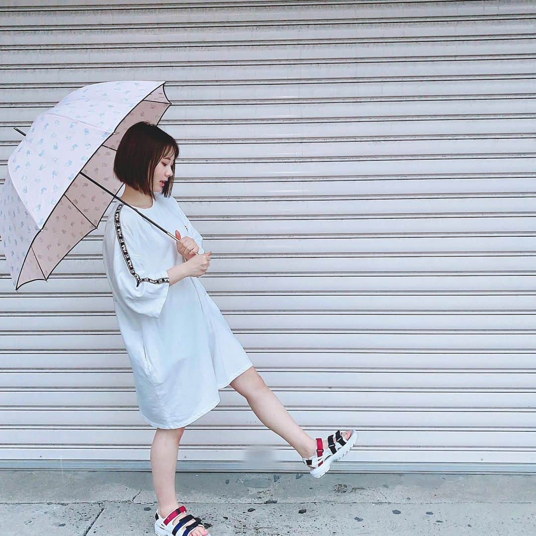 松本慈子さんのインスタグラム写真 - (松本慈子Instagram)「﻿ 雨の日はテンション下がるけど、足元が濡れてもいいサンダルや、可愛い傘を持ってお家を出るようにしてる😌☔💜この日は、全身FILAコーデ！ そういえば、今日から7月🌺🍹﻿ ﻿ みんなの、7月の目標は？﻿ ちかは大好きなパンを控える😞🥐笑っ﻿ ﻿ ﻿ #私服 #ワンピース #フィラ #スニーカーサンダル #雨の日コーデ #ootd #fila #filashoes #rainnyday」7月1日 20時35分 - chikako_1119