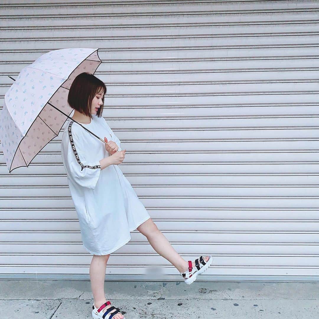 のインスタグラム：「﻿ 雨の日はテンション下がるけど、足元が濡れてもいいサンダルや、可愛い傘を持ってお家を出るようにしてる😌☔💜この日は、全身FILAコーデ！ そういえば、今日から7月🌺🍹﻿ ﻿ みんなの、7月の目標は？﻿ ちかは大好きなパンを控える😞🥐笑っ﻿ ﻿ ﻿ #私服 #ワンピース #フィラ #スニーカーサンダル #雨の日コーデ #ootd #fila #filashoes #rainnyday」