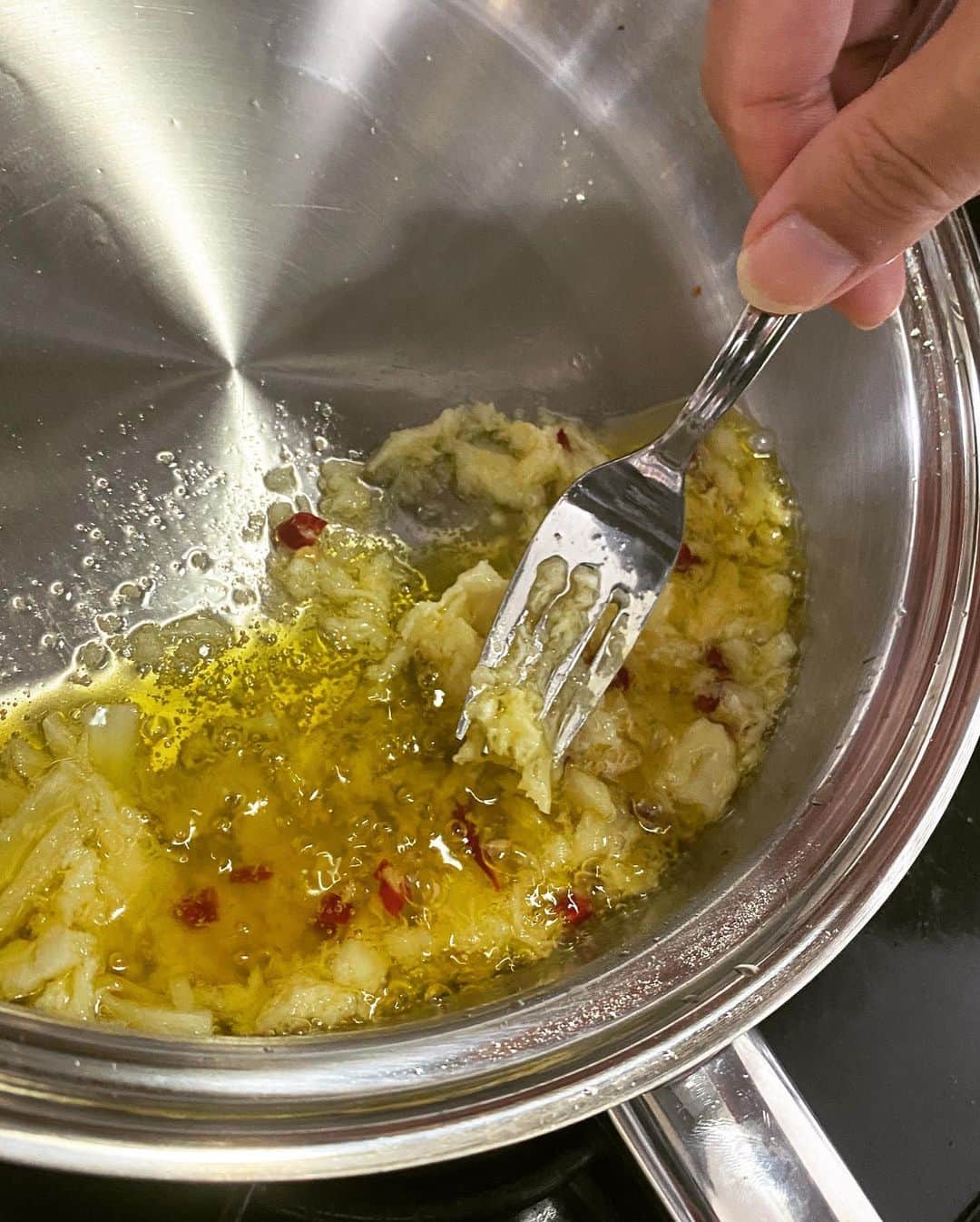 佐藤祐基さんのインスタグラム写真 - (佐藤祐基Instagram)「冷凍庫に先日作った豚汁の具材である里芋が。 ふと、ニンニクと里芋のホクホクが合わさったらどうなるんだろうと思い、ペペロンチーノに合わせてみました。 #里芋ペペロンチーノ マッシュする事で里芋の粘着性を引き出し、いい具合に乳化したトロトロなソースが出来上がりました。 昇天トッピングである温玉を作り忘れたので、目玉焼きに。 味は、改良の余地あり！悶絶ならず！ 狙いは良かったけど、ペペロンチーノはオイルベースでトロっと感は要らないとの結論に。人の好みにもよるけど。 まぁこんな日もあるさ。 振舞いたいけど、これはまだまだ。 でも美味しいのよ？？  #おうちごはんlover  #里芋ペペロンチーノ #悶絶飯 #昇天トッピング」7月1日 20時49分 - sa_too222