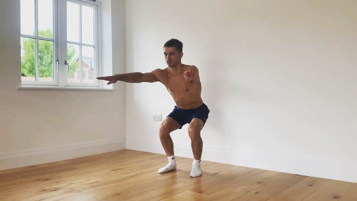 マックス・ウィットロックのインスタグラム：「A quick lower body workout! 3 exercises 30 secs on 30 secs rest Try 3-4 rounds!! 💪 . @myproteinuk @adidaslondon  . #fitness #fitnessmotivation #legs #glutes #bumworkout #workout」