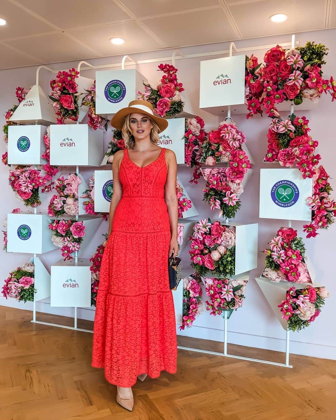 Ashley Jamesさんのインスタグラム写真 - (Ashley JamesInstagram)「AD: How do you fancy helping a key worker win tickets to next year's Wimbledon? 🎾🍓💦 For the last few years I've been lucky enough to attend with @evianwater. So as I sit in last year's outfit reminiscing, we decided to team up to giveaway 2 x pairs of  court tickets (including grounds passes) to The Championships, Wimbledon 2021 and access to the exclusive evian suite, to be part of a day dedicated to our key workers. It's honestly such an amazing experience! 🎾🍓💦 In order for them to win, just leave a comment nominating a key worker that  you'd like to thank for their kindness, support or strength. That's it! Good luck and THANK YOU to our key workers!🏆 ♻️All evian bottles, labels and caps are 100% recyclable, and evian are committed to making all its plastic bottles from 100% recycled plastic by 2025 to become a fully circular brand. T&C’s: https://bit.ly/38fPNbz U.K. only 18+ No purchase necessary Entries must be received by 23:59pm on 06/07/20. Winner(s) chosen at random and will be announced by 7pm on 17/07/20 #positivedrops #WimbledonRecreated #Wimbledon #keyworkers」7月1日 20時45分 - ashleylouisejames