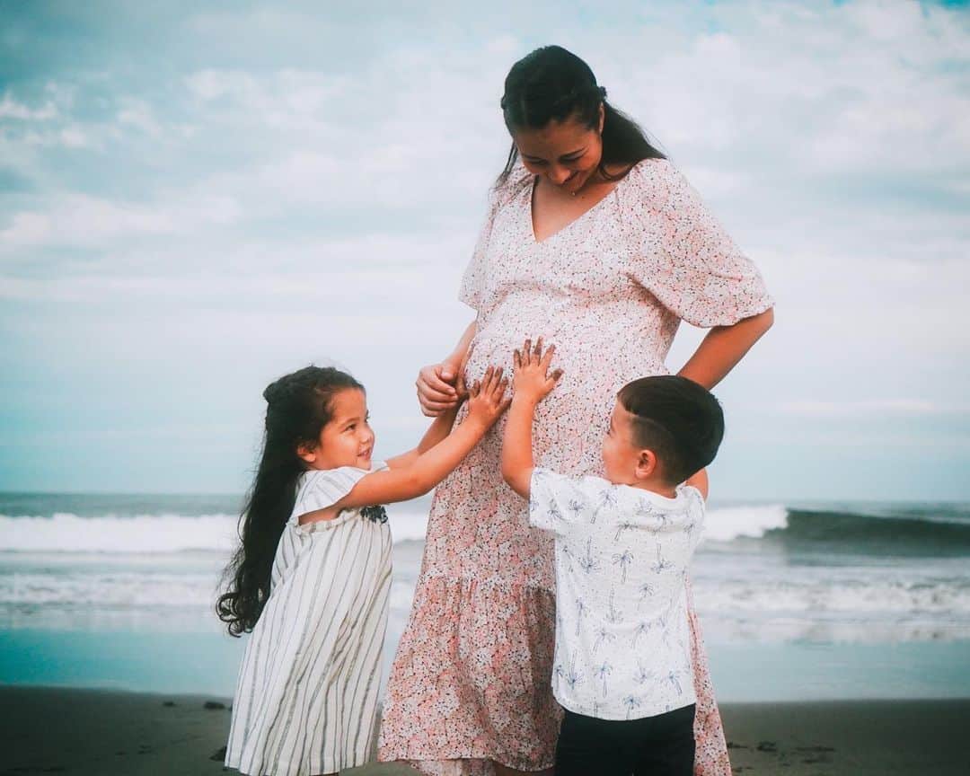 エリナ シルカのインスタグラム：「The twins are so excited to meet their little sister 🥰 毎日お腹に話しかけてくれる双子(^^) とても楽しみにしてるみたい💕」