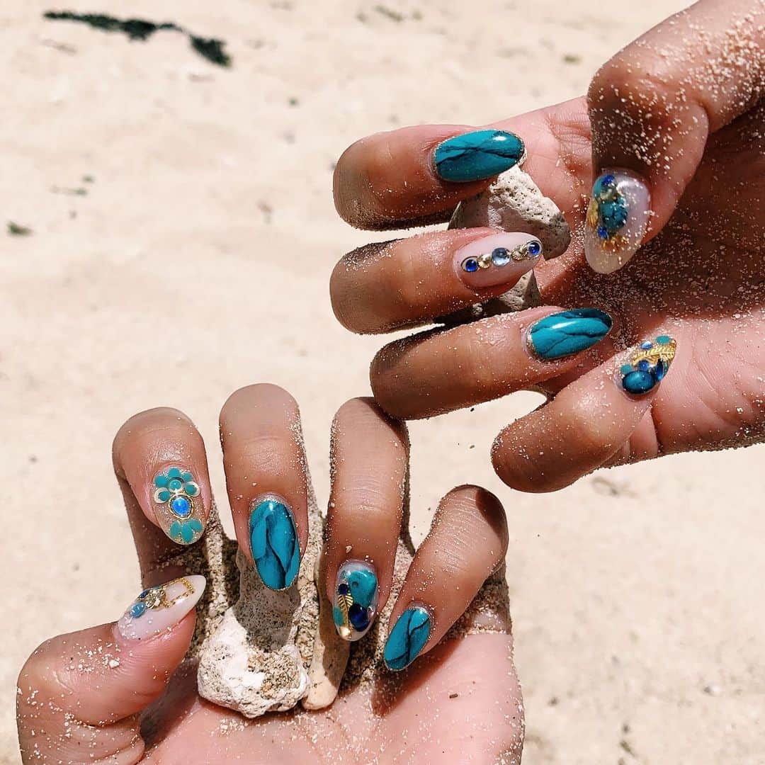 鈴木まりなのインスタグラム：「New Nail   @list.nail 担当 盛さん 昨年の夏にしてもらったデザインと一緒💙💙   断トツお気に入りのターコイズブルー🏖🐠   ↓↓↓ 心斎橋からすぐ！ コロナ対策も徹底してるので安心です🌺  List. 06-6253-0031 大阪府大阪市中央区南船場4-12-8 関西心斎橋ビル7Ｆ     #マリナネイル #ネイルデザイン #夏ネイル  #大阪ネイルサロン #ネイルでマインドリセット  #list_nail #nail #naildesign #summernails #nailsofinstagram #nailitdaily #nailsmagazine」