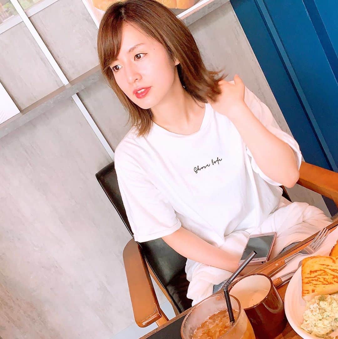 浜田真衣のインスタグラム：「たまには休憩しなさいって 身体が言ってる😂 何も考えずに ボーーーっと過ごすのもありですね🌺  #monaカフェ#浜田真衣#instalike#instagram #japanese #白てぃー #夏コーデ #instafood」