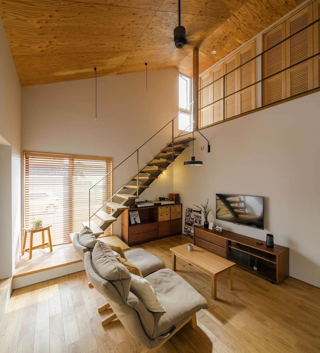 ルポハウス一級建築士事務所さんのインスタグラム写真 - (ルポハウス一級建築士事務所Instagram)「・ ・ ・ 窓からの光と木面へと柔らかくはねる吹き抜けリビング。 ・ その先に続く２階ホールにはクロークを据え付け、たっぷり収納をまかないます。 ・ ・ ・ 𓐌𓐌𓐌𓐌𓐌𓐌𓐌𓐌𓐌𓐌𓐌𓐌𓐌𓐌𓐌𓐌𓐌𓐌  ルポハウスの施工事例はこちらまで☞ @reposhouse  𓐌𓐌𓐌𓐌𓐌𓐌𓐌𓐌𓐌𓐌𓐌𓐌𓐌𓐌𓐌𓐌𓐌𓐌 #ルポハウス は#ちょっとかっこいい家 を"友人のために" という思いでつくっています。 一生に一度の#マイホーム。 「あなたにしかできない」×「ルポハウスだからできる」で、 私たちだけの#家づくり を思いっきり楽しんでみませんか？！ ・ ・ ・ #住宅 #注文住宅 #新築一戸建て #住まい #シンプルな暮らし #デザイナーズ住宅  #一級建築士事務所 #設計事務所 #滋賀県大津市 #滋賀県草津市 #滋賀県栗東市 #栗無垢 #吹抜けリビング #吹抜け #リビングインテリア #素材感 #アイアン手すり #吹き抜けリビング #木のぬくもりのある暮らし」7月1日 20時51分 - reposhouse