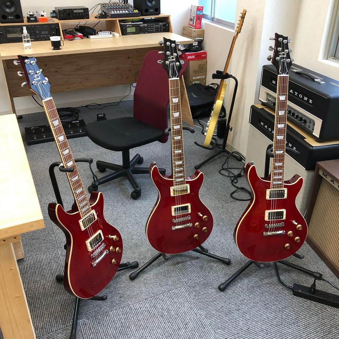 上杉洋史のインスタグラム：「The left one. #newfriend #newgear #beautiful #red #b3slk #b3 #b3guitars」