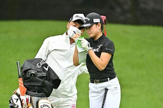 のインスタグラム：「. 2020年JLPGA 開幕戦　アースモンダミンカップ  4日間　-6 17位タイで終了しました。 . まずはじめに、このような状況の中、 大会を開催してくださいましたアース製薬の皆様、 関係者の皆様に心から感謝しております。 . いつもとは全然違う雰囲気や形式の試合でしたが、 無事終えることができて本当によかったです。 . 1年先のオフに取り組もうとしていたことを、 このコロナウイルスの影響で試合のない期間に 取り組んでいました。 自分の中での完成度は高かったのですが、 いざ試合でプレーしてみるとまだまだ完成度が低く 自信を持って、迷いなくスイングすることができず 混乱してしまいました。 . 今取り組んでいることの良さ 逆に変えるべきではないこと、 確信がつきました。 . 自分がプロゴルファーとして 試合で戦える喜び、幸せを 改めて感じられる貴重な一試合でした。 . はやく今の事態が収束してくれることを願っています。 私は7月中に渡米します🇺🇸 また日本のツアーでファンの皆様にお会いできる日を 楽しみにしております❤︎ . #最後の最後の #イーグル  #嬉しかったです #賢和キャディーさんとのタッグ #ナイスファイトでした . #残りすこし日本を楽しみます🇯🇵 #アースモンダミンカップ #ゴルフ」