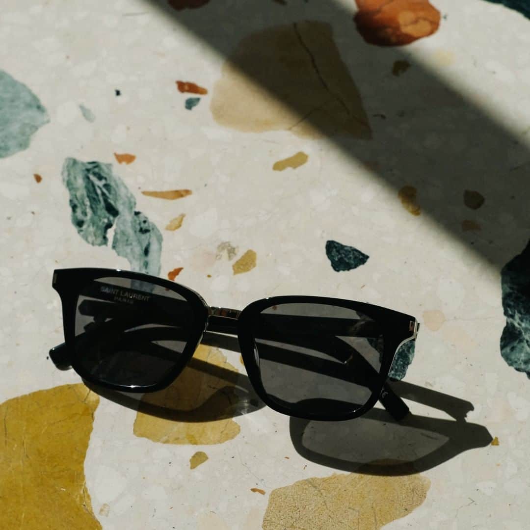 MR PORTERのインスタグラム：「Granted, your summer plans may have been commuted from “two weeks on the beach” to “perhaps we could have a picnic in the park”, but if we can rely on one thing over the next few months, it’s that the sun will come out (well, fingers crossed), and your eyes will need some protection from it. Imagine how pleased we are, then, to announce the launch of an exclusive range of sunglasses from the world’s most stylish eyewear brands. Head to the link in bio for edit featuring some excellent new sunglasses makers you may not yet have heard of 🕶️ . #MRPORTER」