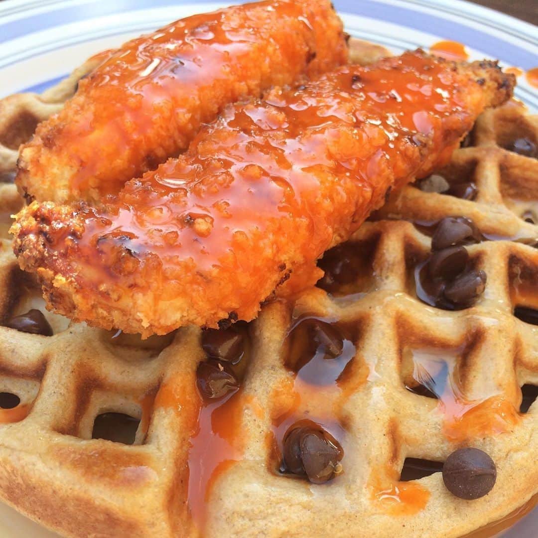 Flavorgod Seasoningsさんのインスタグラム写真 - (Flavorgod SeasoningsInstagram)「Chicken & Waffles with @ww_cookery⁠ -⁠ Customer:👉 @whippeeitup⁠ Seasoned with:👉 #Flavorgod Buttery Cinnamon Roll⁠ -⁠ On sale now!! ⬇️⁠ Click link in the bio -> @flavorgod⁠ www.flavorgod.com⁠ -⁠ Waffle Recipe⁠ 1/3 cup @kodiakcakes⁠ 1 egg⁠ 3 tbsp water⁠ 1 tsp vanilla extract⁠ 1/4 tsp @daks chocolate crave⁠ 1/4 tsp @flavorgod cinnamon bun⁠ 13 lily’s chocolate chips⁠ Whisk all ingredients together in a bowl and let sit for 5 minutes to let the ingredients combine and thicken. Put on sprayed waffle maker. Cook according to your waffle maker instructions.⁠ -⁠ To see the ingredients and recipe for the amazing, crispy chicken from @ww_cookery go to her page! She has all the details. I added @flavorgod Garlic lovers and 1 tbsp hot sauce to my batter⁠ -⁠ Once everything was cooked and plated I added 3 tbsp sugar free syrup, more lily’s chocolate chips and a lot more hot sauce!! PERFECTION!!! I loved doing the live cooking. So much fun! And the result was DELICIOUS!! 3 points waffle🤩⁠ 3 points chicken🤩⁠ -⁠ Flavor God Seasonings are:⁠ 💥ZERO CALORIES PER SERVING⁠ 🔥0 SUGAR PER SERVING ⁠ 💥GLUTEN FREE⁠ 🔥KETO FRIENDLY⁠ 💥PALEO FRIENDLY⁠ -⁠ #food #foodie #flavorgod #seasonings #glutenfree #mealprep #seasonings #breakfast #lunch #dinner #yummy #delicious #foodporn」7月1日 21時01分 - flavorgod