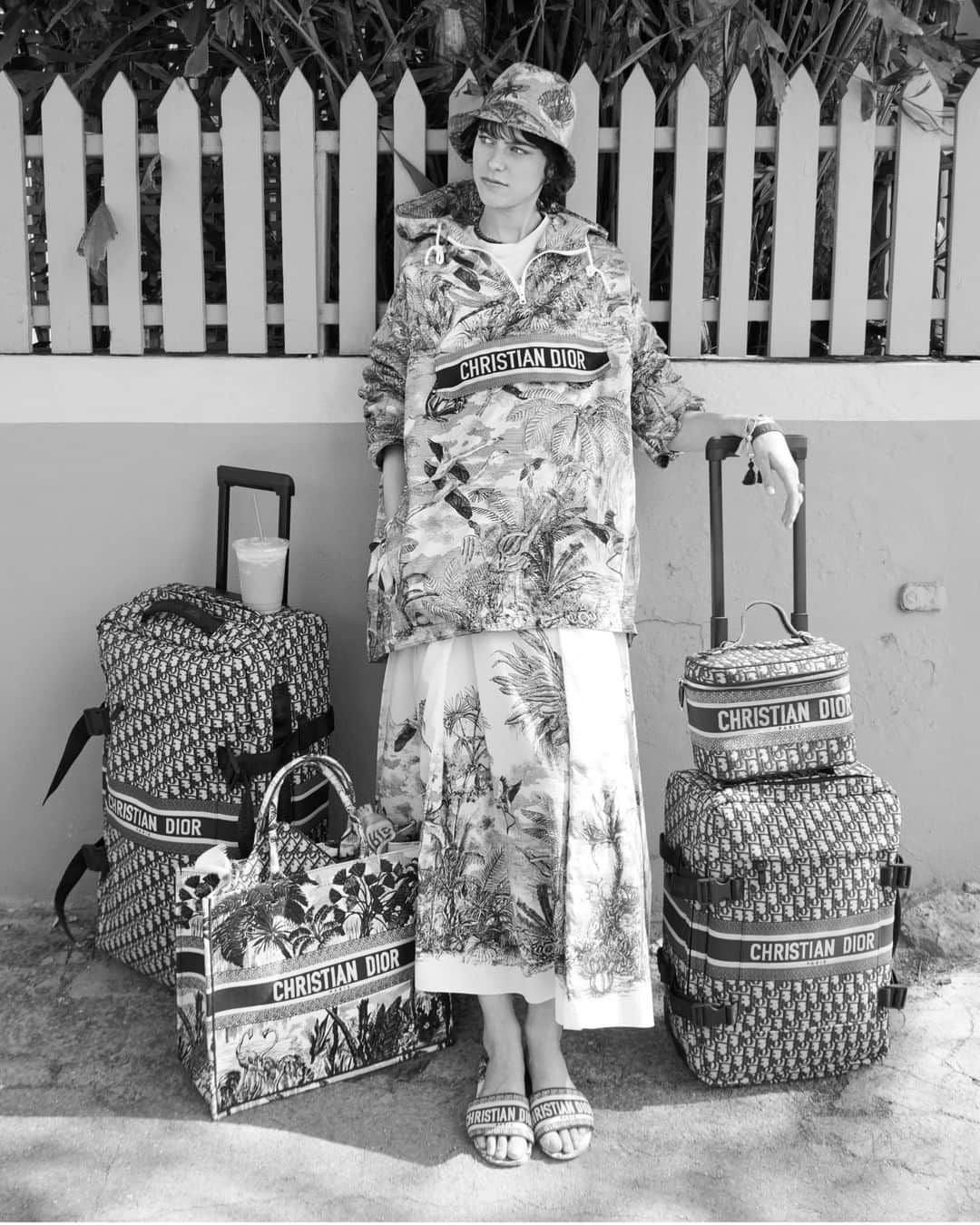 クリスチャンディオールさんのインスタグラム写真 - (クリスチャンディオールInstagram)「Imbued with the languorous spirit of la dolce vita, #Dioriviera capsule collection by @MariaGraziaChiuri evokes dreamy thoughts of a never-ending summer. Emblematic pieces such as the #DiorBookTote bag, bucket hats and airy 'Mitzah' scarves mingle with swimsuits, 'Dway' mules and sarongs to compose looks that celebrate the lure of far-off horizons. © @Pamela_Hanson」7月1日 21時00分 - dior