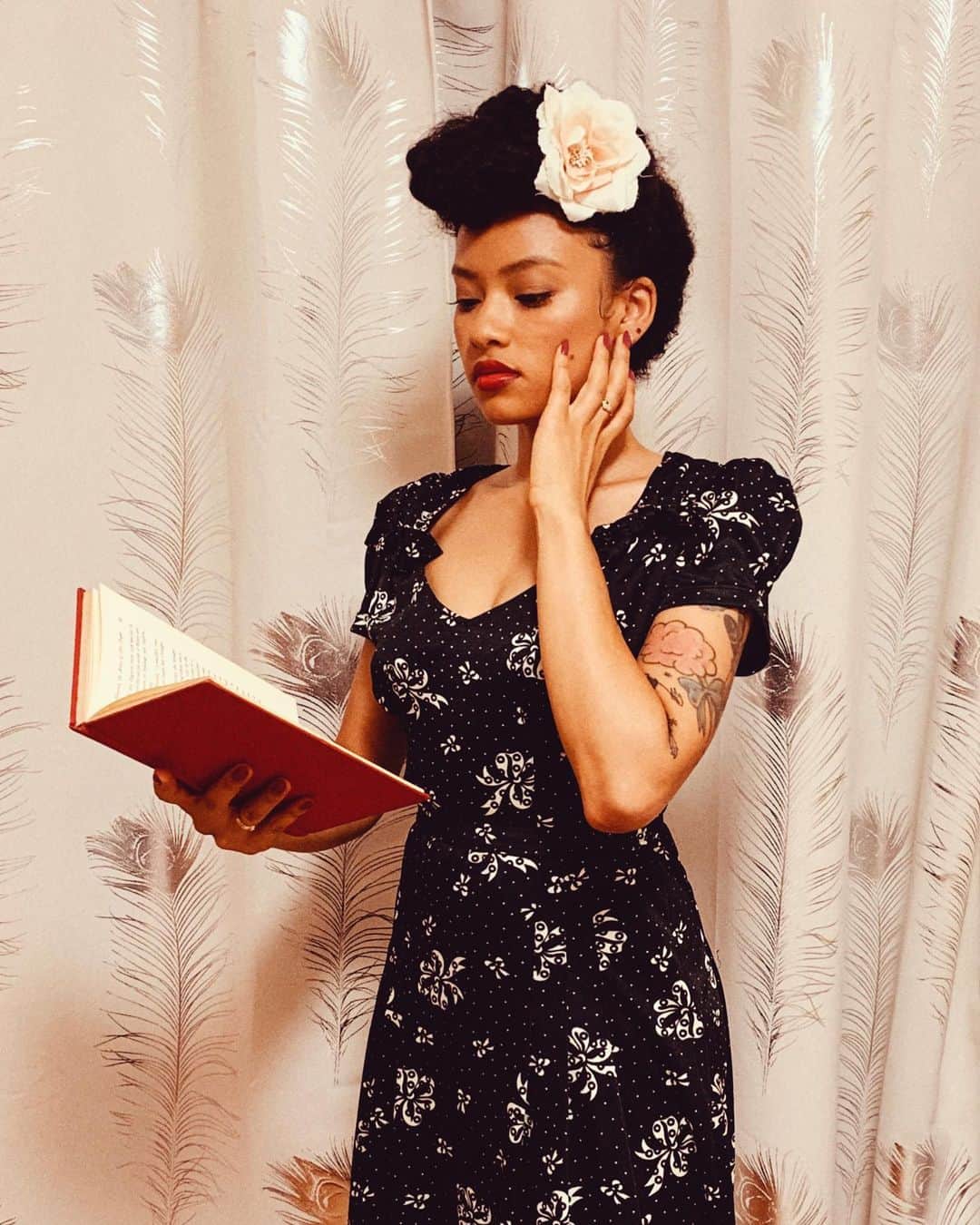 ティファニー・キャデラックのインスタグラム：「📚 “My alma mater was books, a good library….  I could spend the rest of my life reading, just satisfying my curiosity.” – Malcolm X」