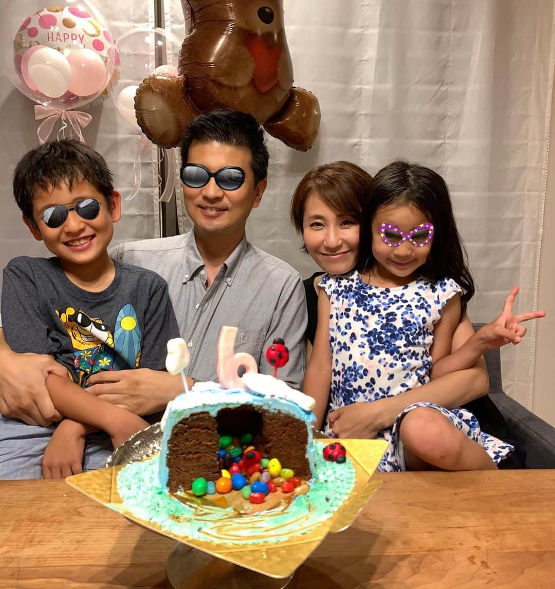 森上亜希子さんのインスタグラム写真 - (森上亜希子Instagram)「今日、娘が6歳のお誕生日を迎えました🎂🎈 生まれた時は本当に小さくてとにかく、心配でしたが、今では幼稚園で1番大きくなりお喋りも大人顔負け😅  そして、今年は手術も頑張りました‼️  いつも、娘のお誕生日はウィンブルドンに行っていてここ数年お誕生日の日にお祝いが出来なかったので、今年は久しぶりに一緒にお祝いが出来て本当に良かった。  何事もスーパー負けず嫌いで、こっちが笑っちゃうぐらい大泣きする貴方。  えっ⁉️って思うぐらい大人顔負けの言い返しをする貴方。  これからも、貴方らしく沢山笑ってたくさん泣いて大きくなってね‼️  最後に今回ケーキをお願いした@officialcreveさん、デッサンまでして下さり、そしてご無理を沢山聞いていただき本当にありがとうございました‼️  中から出てくるジェリービーンズにチョコレート‼️娘も大喜びでした‼️  #お誕生日 #birthday  #6歳 #6yearsold  #世界に一つだけの #birthdaycake  #tennis #テニス女子 #テニス」7月1日 21時02分 - akiko_morigami