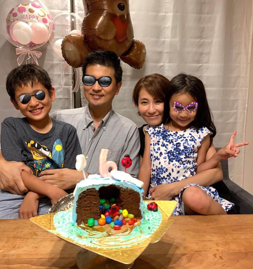 森上亜希子のインスタグラム：「今日、娘が6歳のお誕生日を迎えました🎂🎈 生まれた時は本当に小さくてとにかく、心配でしたが、今では幼稚園で1番大きくなりお喋りも大人顔負け😅  そして、今年は手術も頑張りました‼️  いつも、娘のお誕生日はウィンブルドンに行っていてここ数年お誕生日の日にお祝いが出来なかったので、今年は久しぶりに一緒にお祝いが出来て本当に良かった。  何事もスーパー負けず嫌いで、こっちが笑っちゃうぐらい大泣きする貴方。  えっ⁉️って思うぐらい大人顔負けの言い返しをする貴方。  これからも、貴方らしく沢山笑ってたくさん泣いて大きくなってね‼️  最後に今回ケーキをお願いした@officialcreveさん、デッサンまでして下さり、そしてご無理を沢山聞いていただき本当にありがとうございました‼️  中から出てくるジェリービーンズにチョコレート‼️娘も大喜びでした‼️  #お誕生日 #birthday  #6歳 #6yearsold  #世界に一つだけの #birthdaycake  #tennis #テニス女子 #テニス」
