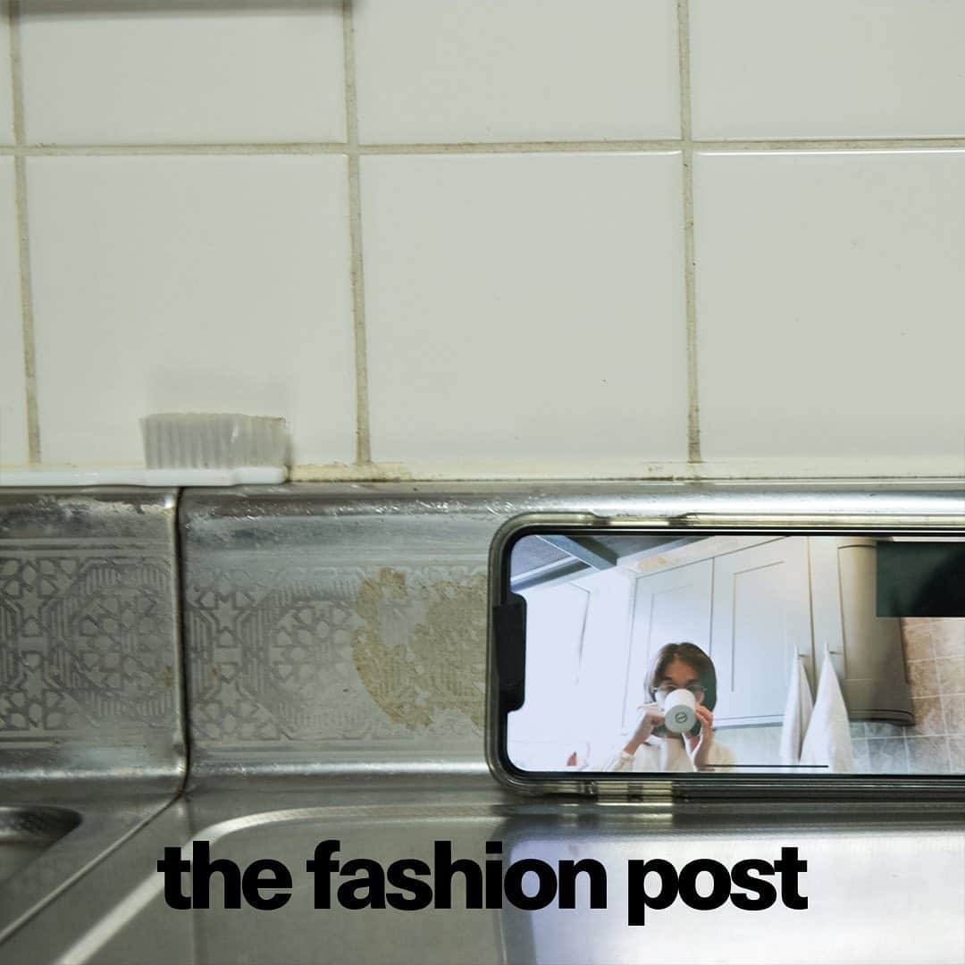 The Fashion Postさんのインスタグラム写真 - (The Fashion PostInstagram)「#portraits nakako hayashi﻿ ﻿ 『編集者・林央子 「ファッションを考えてみたかったら、ファッションという世界の外に立つこと」』﻿ ﻿ ― Elein と前田さんはともに現在田舎に暮らし、クリエイションを続けています。そこに何を見出しますか？﻿ ﻿ 二人とも同じような時期に、都市から距離を置いた生活を選び取ったということに興味を抱きました。それは、彼らだけではなく21世紀に生きる人たちの、先進的な生き様の一つであることからも、彼らの行為のメッセージ性はとても高いと判断しました。﻿ ﻿ そして、彼らが暮らしのなかで見ている風景、そのなかでの「美」は、まだ本当の意味で私たちは見たことがないのではないか、と思いました。田舎の美しい里山の風景、というカレンダーになりそうなイメージとはまた違う美を彼らは見ている気がして、それは90年代ということにとどまらず、90年代を回顧することから考えはじめる未来について、多くの人がシェアしてほしいと思うイメージになるのではないかという確信もありました。﻿ ﻿ ファッションという世界は、つねに「新しさ」とともに「生き方」についても考え続けるフィールドであるべきだと私は思っています。﻿ ﻿ － 情報過多の時代において、再び「個」の強度が高まるムードがあります。トレンドと距離を置いてクリエイションを続ける作り手も増えています。コロナ禍を経験し、ファッション最大の特徴であるスピードも、いよいよ変わろうとしています。今、どんな希望を見出していますか。﻿ ﻿ ファッションの世界でいえば、iai （居相大輝） さんのような若いつくり手が出てきたこと自体が希望だと思います。東日本大震災を体験して従来の仕事をやめ、奥さんと二人で限界集落の日本家屋を自分たちの手で手入れしながら暮らし、庭先の小川や畑のなかで服をつくり、できた服を売りに行く。お二人のお子さんとの暮らしを楽しみながら、自分のクリエーションに真摯に生きる。﻿ ﻿ 一方「途中でやめる」の山下陽光さんの活動にも共感します。山下さんの多彩な発信のうちの一つが服で、服だけではないつくり手ですが、彼のつくる世界のなかに服がある、ということが他のアクティビストの方たちと大きく違うところで、とても興味深いです。「しばらく鬱でふさぎこんでいたけど山下さんの服を買って、外に出ていくことが楽しみになった」というような、買い手の中に眠るエピソードをどんどん発掘していくような、買う側も自己表現する場をつくり出していく、山下さんの独特なコミュニケーション力も、尊敬しています。﻿ ﻿ NYの郊外に４人家族で住んでいるアーティストの後藤輝さんも、絵や自然素材の手づくり化粧品、お子さんとの生活を日々発信する短編映像など、さまざまな物づくりのなかで服もつくります。彼らの活動は、まず自分の生活に重きを置き、そこを始点にすべてを見据えていて、今この時代において服をつくることの意味を、どんどん拡張している実践です。こうした活動からは、目を離せません。﻿ ﻿ photography: yurie nagashima﻿ interview & text: miwa goroku﻿ ﻿ #TFP #TheFashionPost #林央子 #NakakoHayashi #写真とファッション #長島有里枝 #YurieNagashima #EleinFleiss #前田征紀 #COSMICWONDER #iai #居相大輝 #山下陽光 #途中でやめる #後藤輝」7月1日 21時03分 - tfpjp