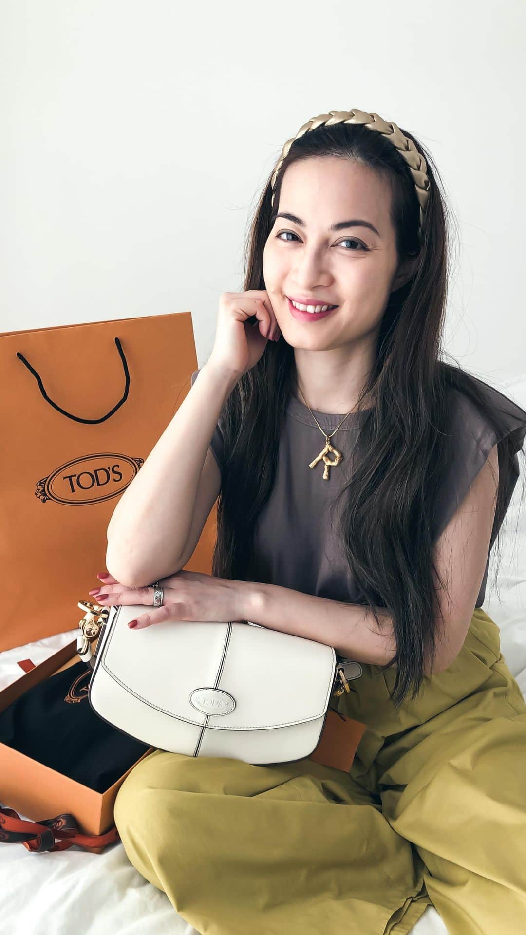 Ruby Kwanのインスタグラム：「Hello #rougeclosetunboxing again. 💫 Today we have a very practical summer bag which can match with many different combo of my wardrobe. Click to see the whole video. 🌿 @Tods #tods #todscbag #todsunboxing  __________________________________________ #rubykwan #rubyk #todshk #cbag #todsbag #unboxingvideo #unboxing #openbox #summerbag #ss20 #summer2020 #whitebag #crossbodybag #versatile #leatherbags #igtvchannel #igtvfashion #igtvvideos #bagoftheday #minimalstreetstyle #whattobuy #classicstyle #luxurylifestyle #luxurybag」