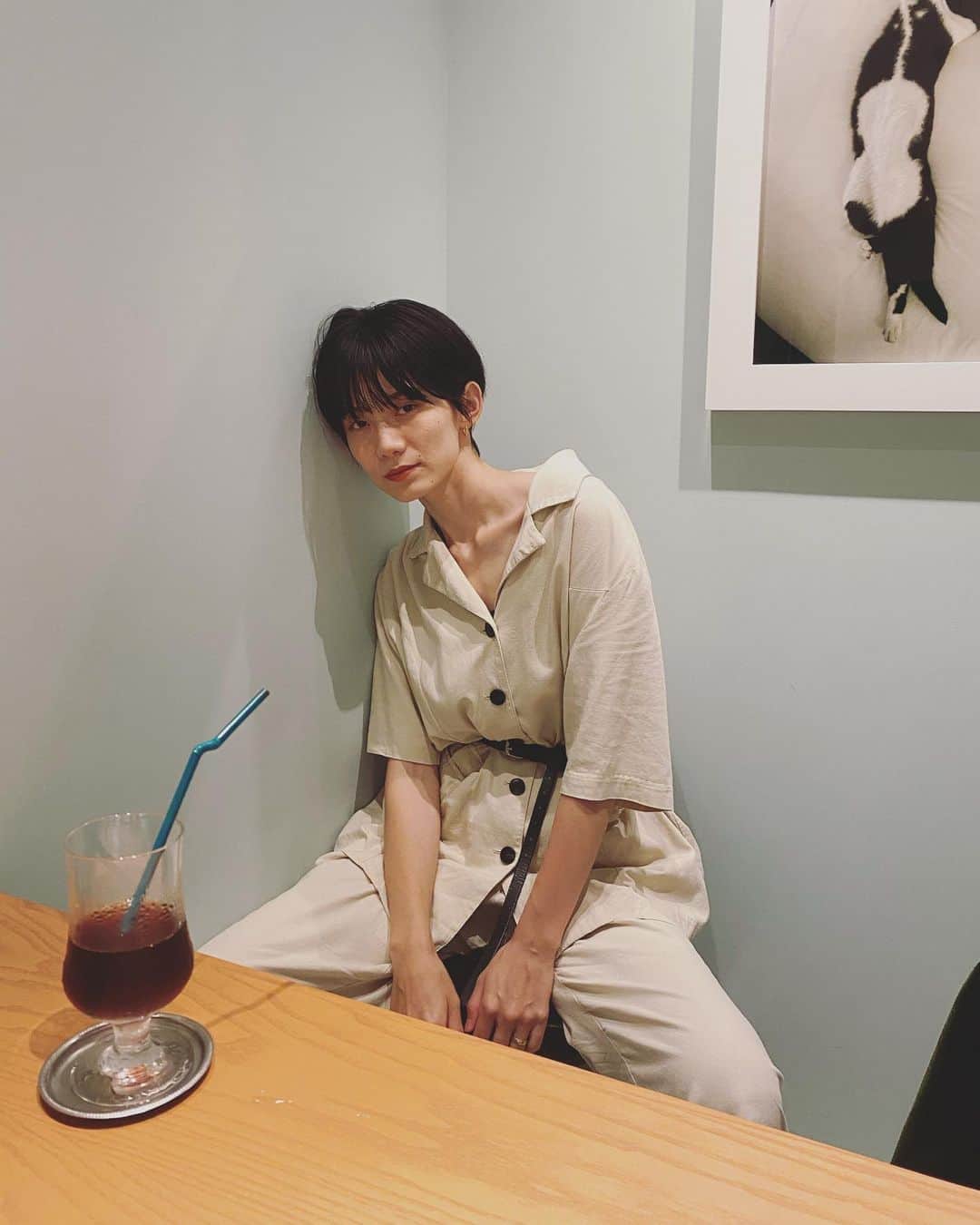 平山奈美のインスタグラム：「セットアップにマーチン合わせたらネオな鳶職みたいになった日☕️🖼  .  #コーヒー #コーヒータイム #ランチ #お出かけ #私服 #コーティネート #セットアップ #プチプラ #ママコーデ #男の子ママ #ママ #ショートヘア #coffee #dayoff #code」