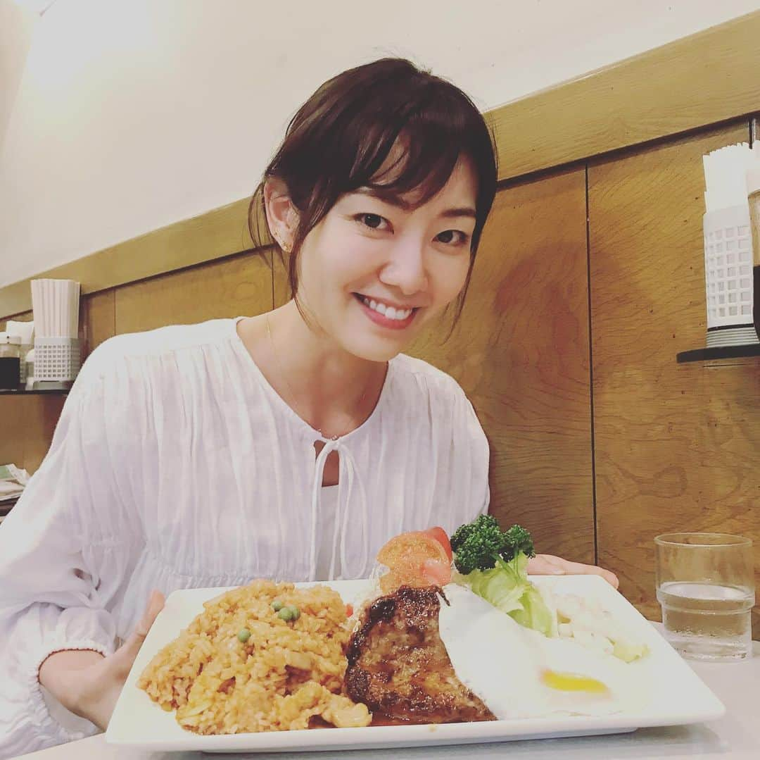 橋本真実のインスタグラム：「なかなかのもんよ。これは！ お仕事おわりにサクッと行ってきたのだけど🍴 育ち盛りの子が食べそうな量。 育ち切ってる私ですがおいしくいただきました🤤🙏 #チキンピラフハンバーグ目玉焼き付」