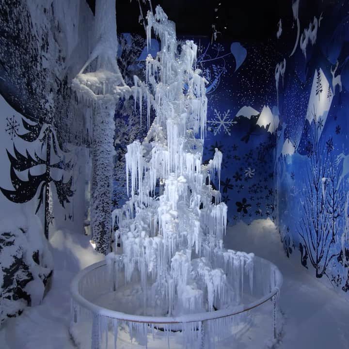 のインスタグラム：「LET IT SNOW!  The crystal tree is the astonishing centerpiece in the new Silent Light Chamber of Wonder at Swarovski Kristallwelten. The ice covered crystal masterpiece created by late fashion icon Alexander McQueen in collaboration with designer Tord Boontje, stands proudly magnificent in a world of duality: what is real and what is illusion, an intimation of nature?  #kristallwelten」