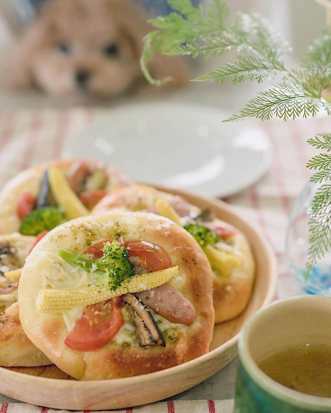 mikicoco00のインスタグラム：「* * 夏野菜のバジル×チ－ズぱん🍆🍅🌽 作りました♡ 旬の野菜は栄養が2倍！ いっぱい食べなきゃ🤤 * あっという間に7月ですね〜 健康第一！に楽しく過ごしましょうね🌻 * * * * #可愛い#あくびの瞬間  #お家時間#お家ぱん#夏野菜パン #ソフト系パン#パン作り#てごねパン  #野菜#旬の野菜を食べよう  #美味しい#ぱん#焼きたてパン」